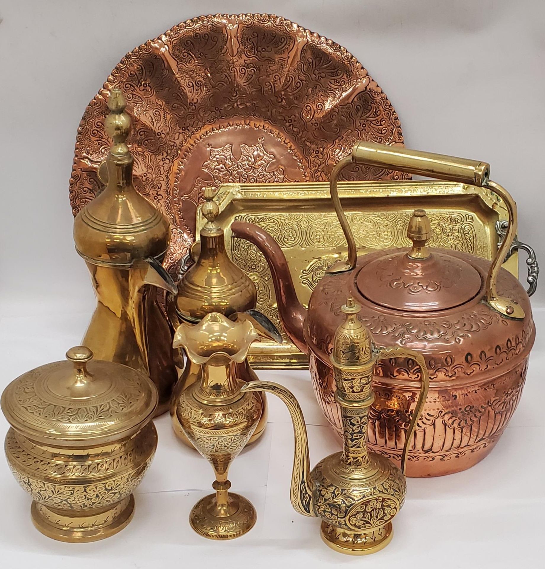 A QUANTITY OF BRASSWARE TO INCLUDE ASIAN STYLE COFFEE POTS, A LARGE COPPER AND BRASS KETTLE,