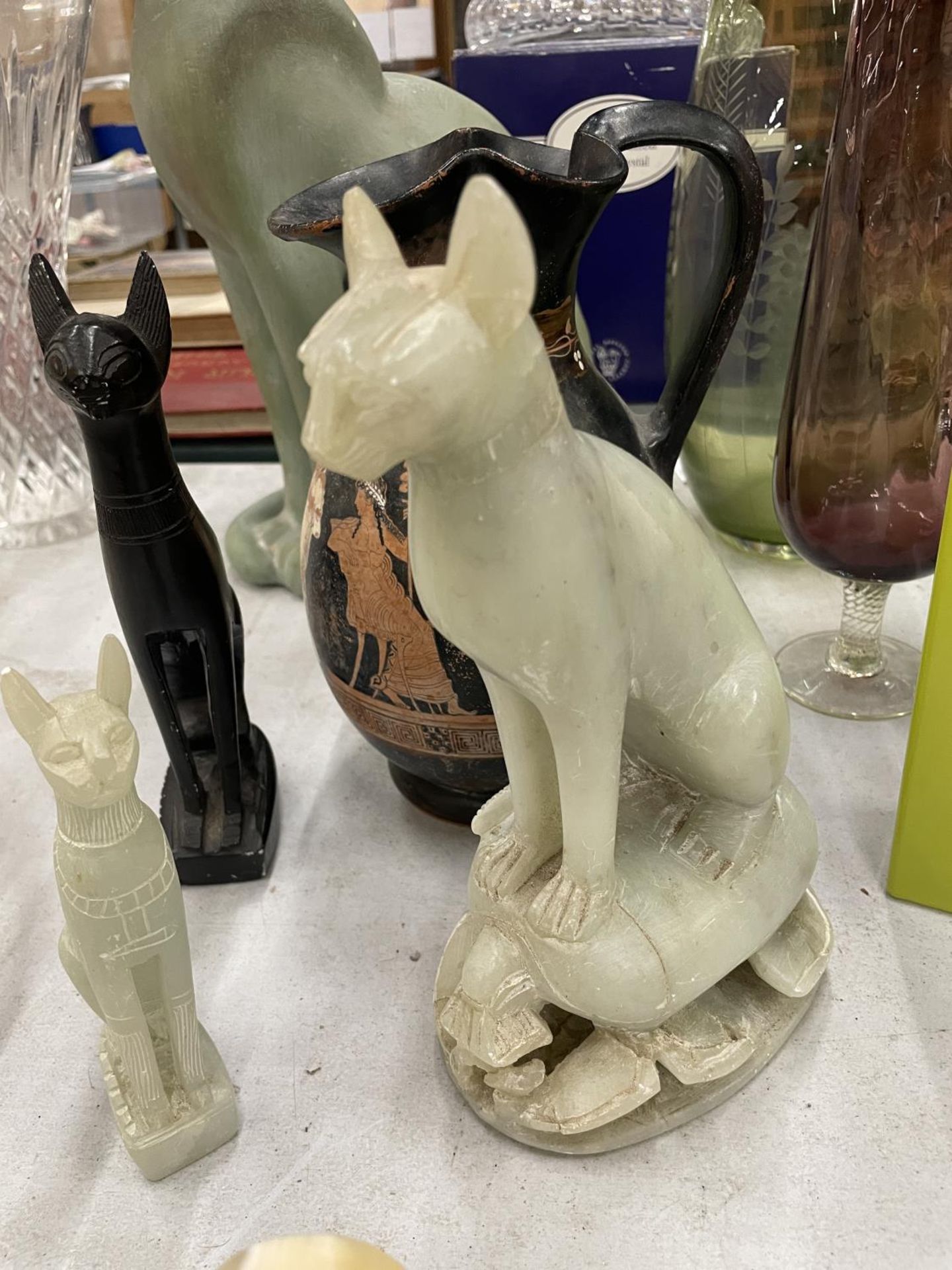 A COLLECTION OF EGYPTIAN STYLE ITEMS TO INCLUDE CATS, ONE OF WHICH IS MARBLE/ONYX, A BUST OF A - Bild 3 aus 4