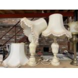 A PAIR OF MARBLE EFFECT TABLE LAMPS AND SHADES WITH SPARE SILK SHADE