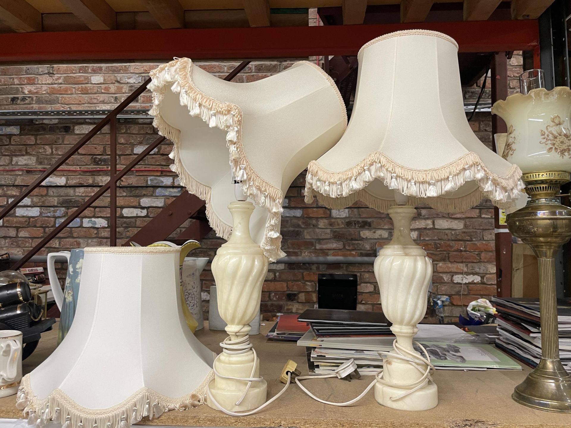 A PAIR OF MARBLE EFFECT TABLE LAMPS AND SHADES WITH SPARE SILK SHADE