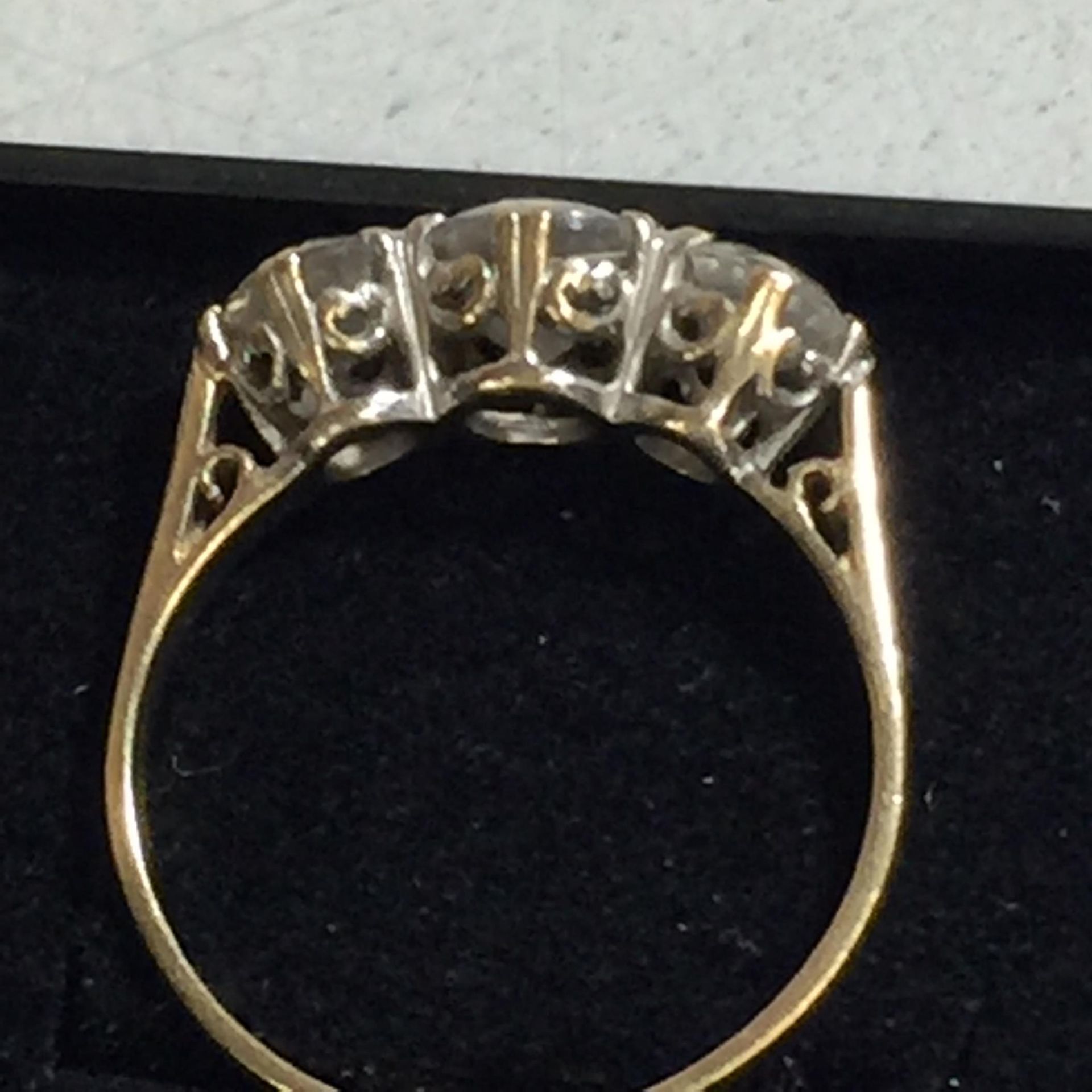 A 9CT GOLD RING WITH 3 CZ STONES,WEIGHT 2.4G, SIZE N - Image 2 of 3