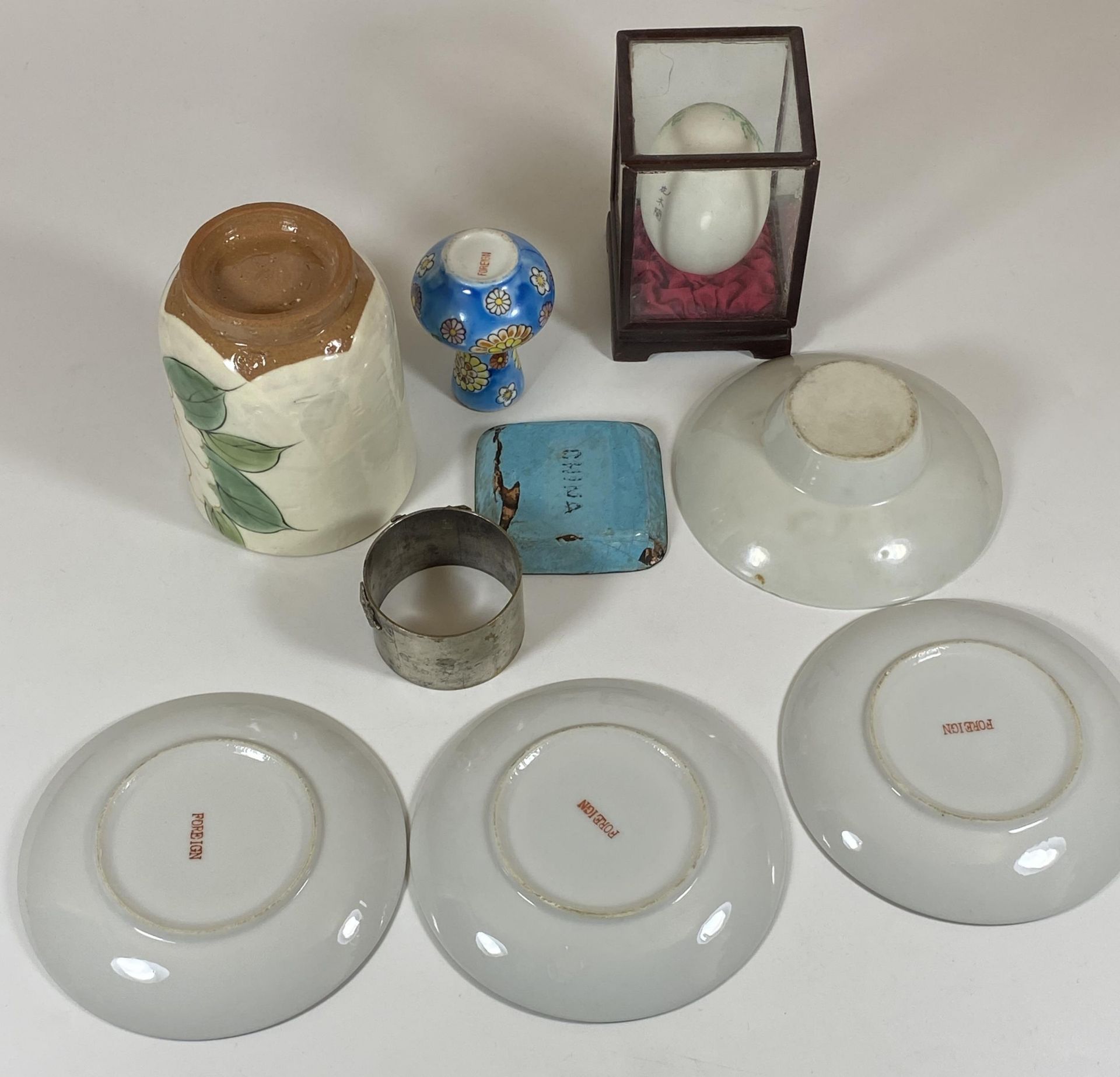 A MIXED LOT OF CHINESE AND ORIENTAL ITEMS TO INCLUDE ENAMEL DISH, WHITE METAL DRAGON NAPKIN, CASED - Image 6 of 6