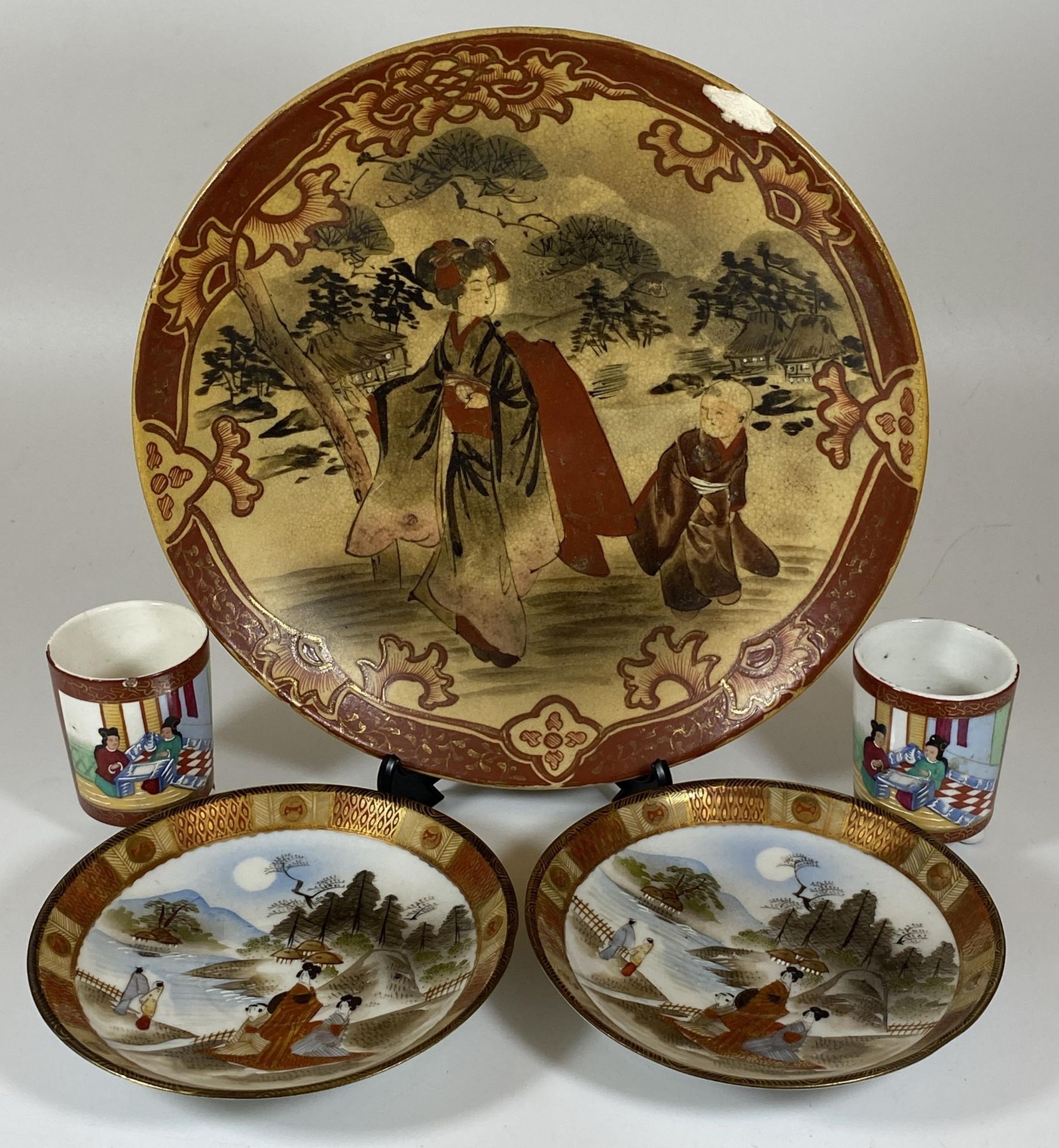 FIVE JAPANESE ITEMS - SATSUMA CHARGER / PLATE, PAIR OF POTS AND TWO KUTANI DISHES, PLATE DIAMETER