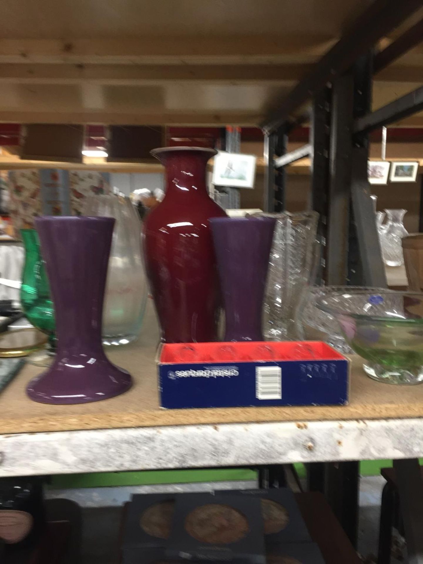 A QUANTITY OF GLASSWARE TO INCLUDE VASES, BOWLS, ETC PLUS A BOXED SET OF SHERRY GLASSES