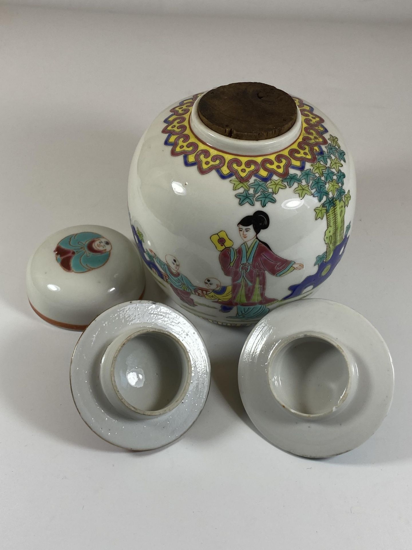 A GROUP OF 1980'S CHINESE CERAMICS COMPRISING A LIDDED GINGER JAR WITH ORIGINAL CORK STOPPER AND TWO - Image 3 of 5