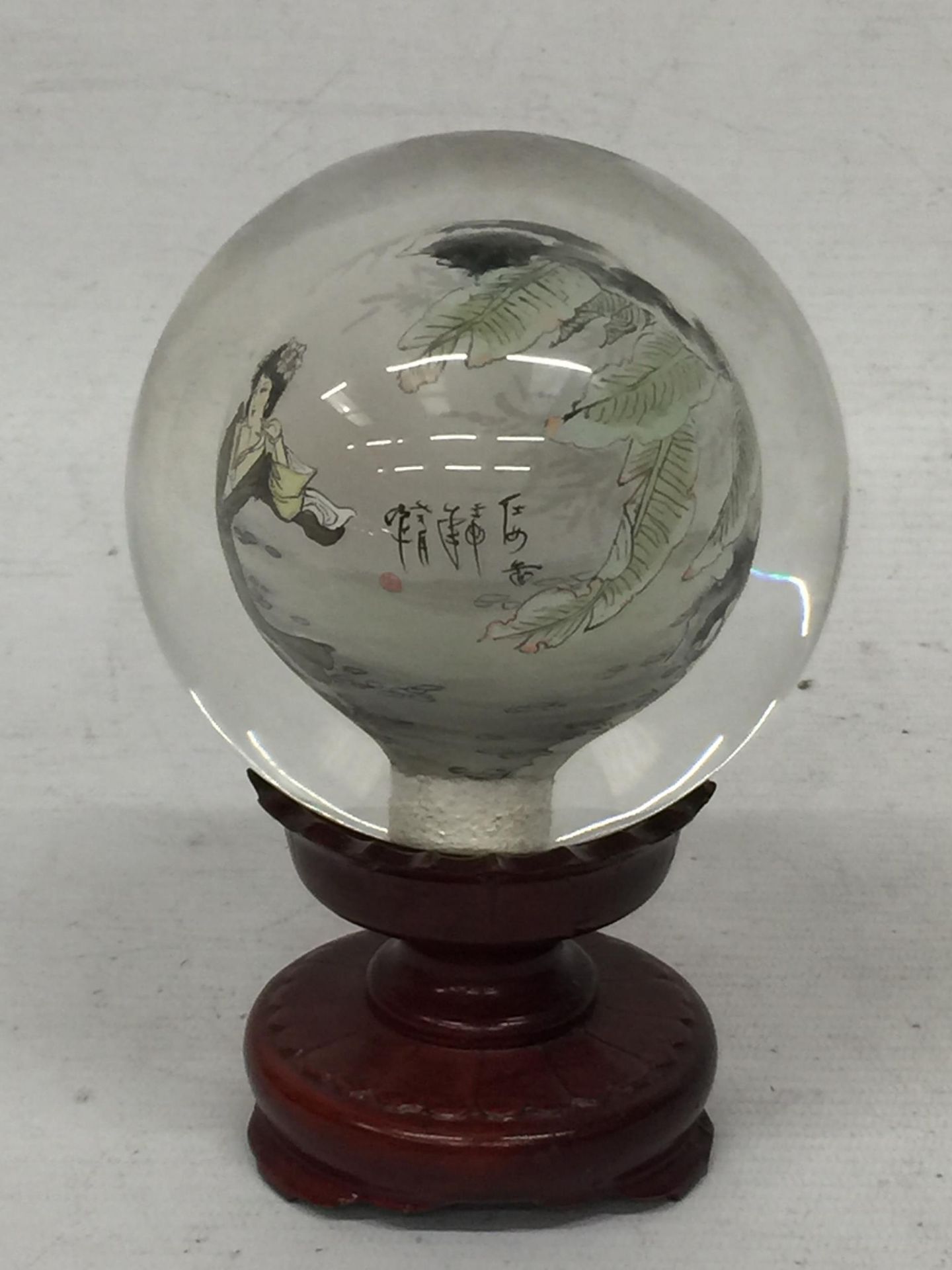 A MODERN ORIENTAL GLASS ORB ON STAND - Image 2 of 3