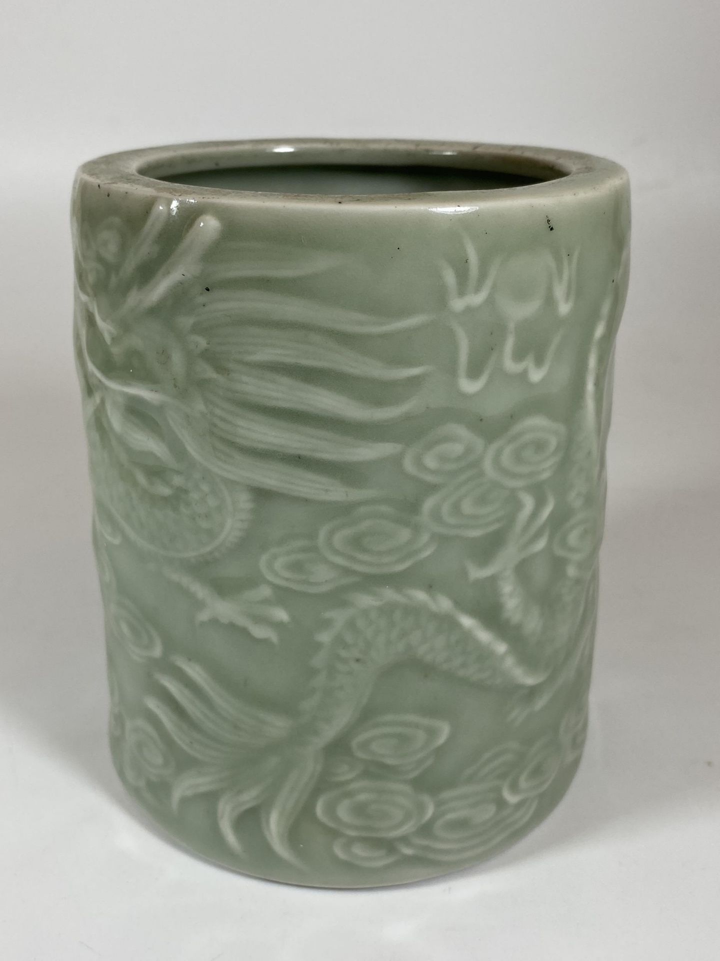 A CHINESE CELADON PORCLEAIN BRUSH POT WITH DRAGON DESIGN, HEIGHT 12.5CM - Image 3 of 6