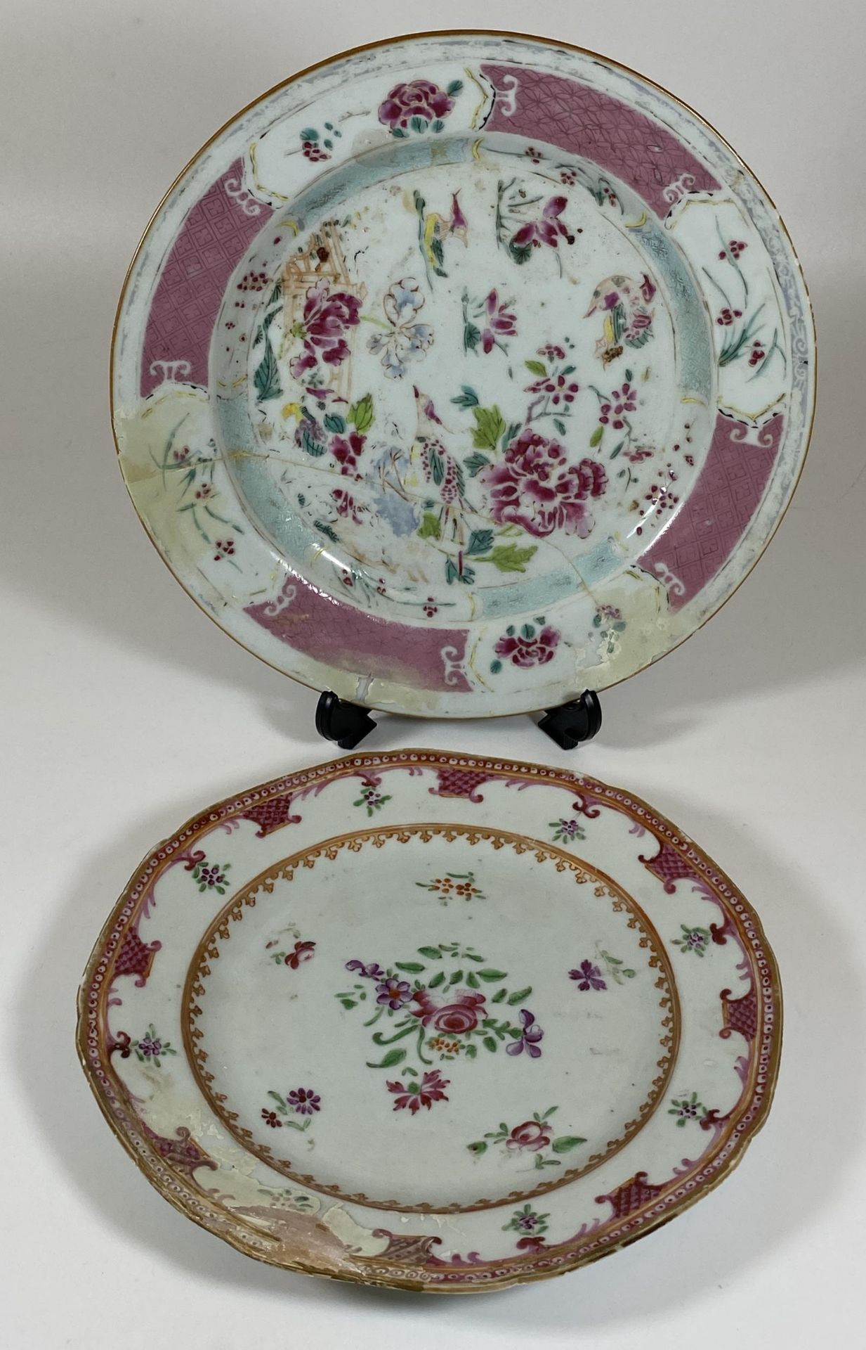 TWO 18TH CENTURY CHINESE FAMILLE ROSE PORCELAIN PLATES, LARGEST DIAMETER 22CM