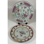 TWO 18TH CENTURY CHINESE FAMILLE ROSE PORCELAIN PLATES, LARGEST DIAMETER 22CM