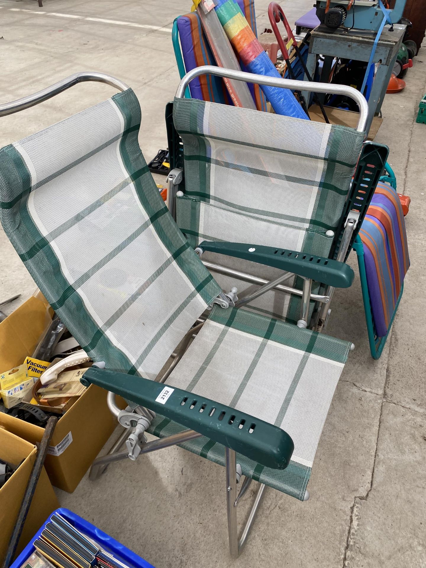 FOUR VARIOUS FOLDING GARDEN CHAIRS AND A WIND BREAKER - Image 2 of 3