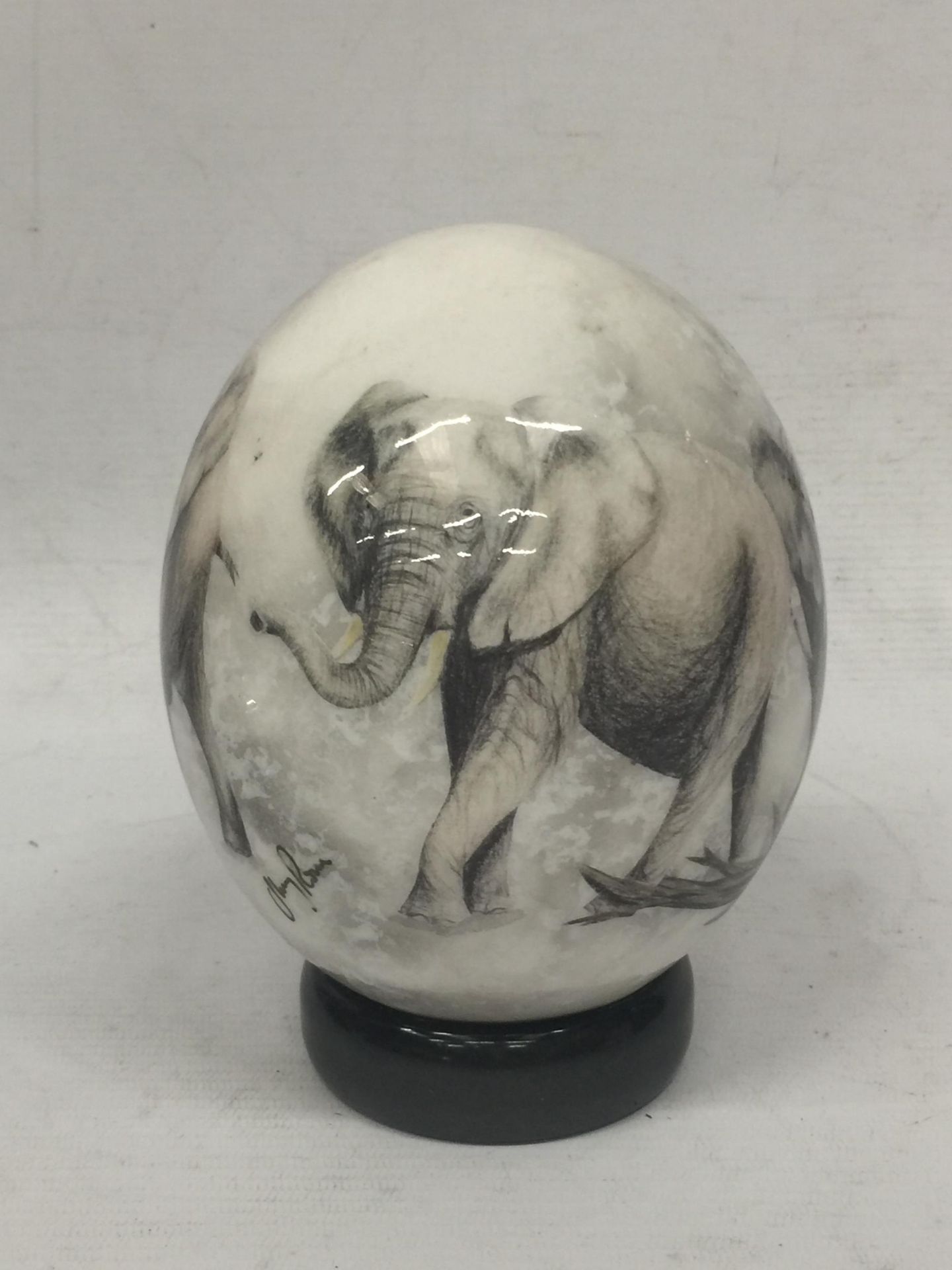 A HANDPAINTED OSTRICH EGG WITH ELEPHANT DESIGN ON STAND - Bild 2 aus 3