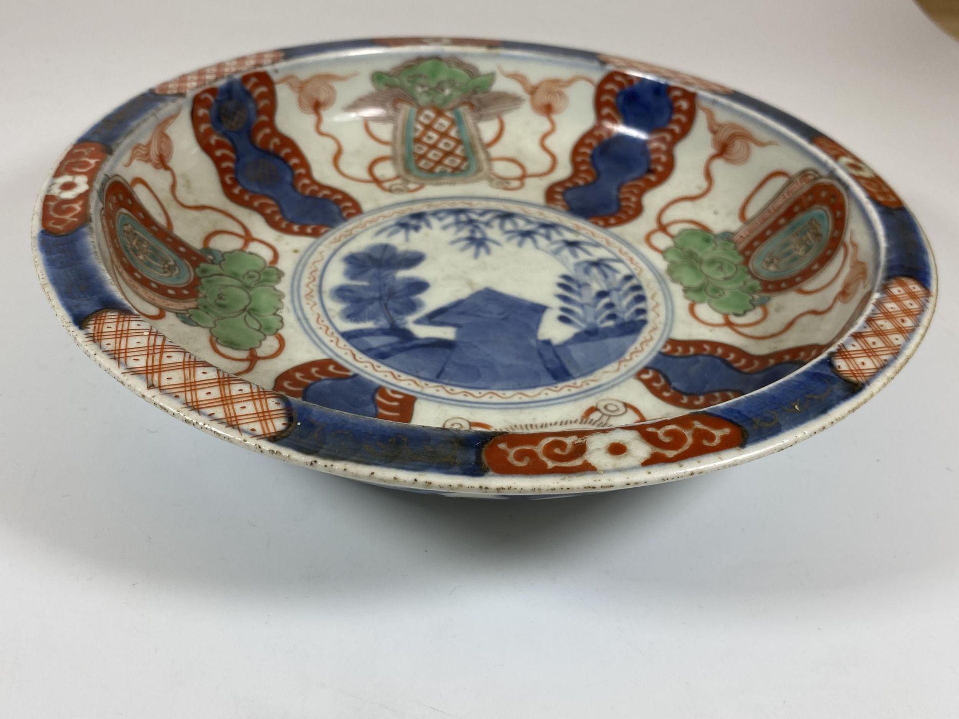 A JAPANESE MEIJI PERIOD (1868-1912) IMARI CIRCULAR FOOTED DISH, SIX CHARACTER MARK TO BASE, DIAMETER - Bild 3 aus 6