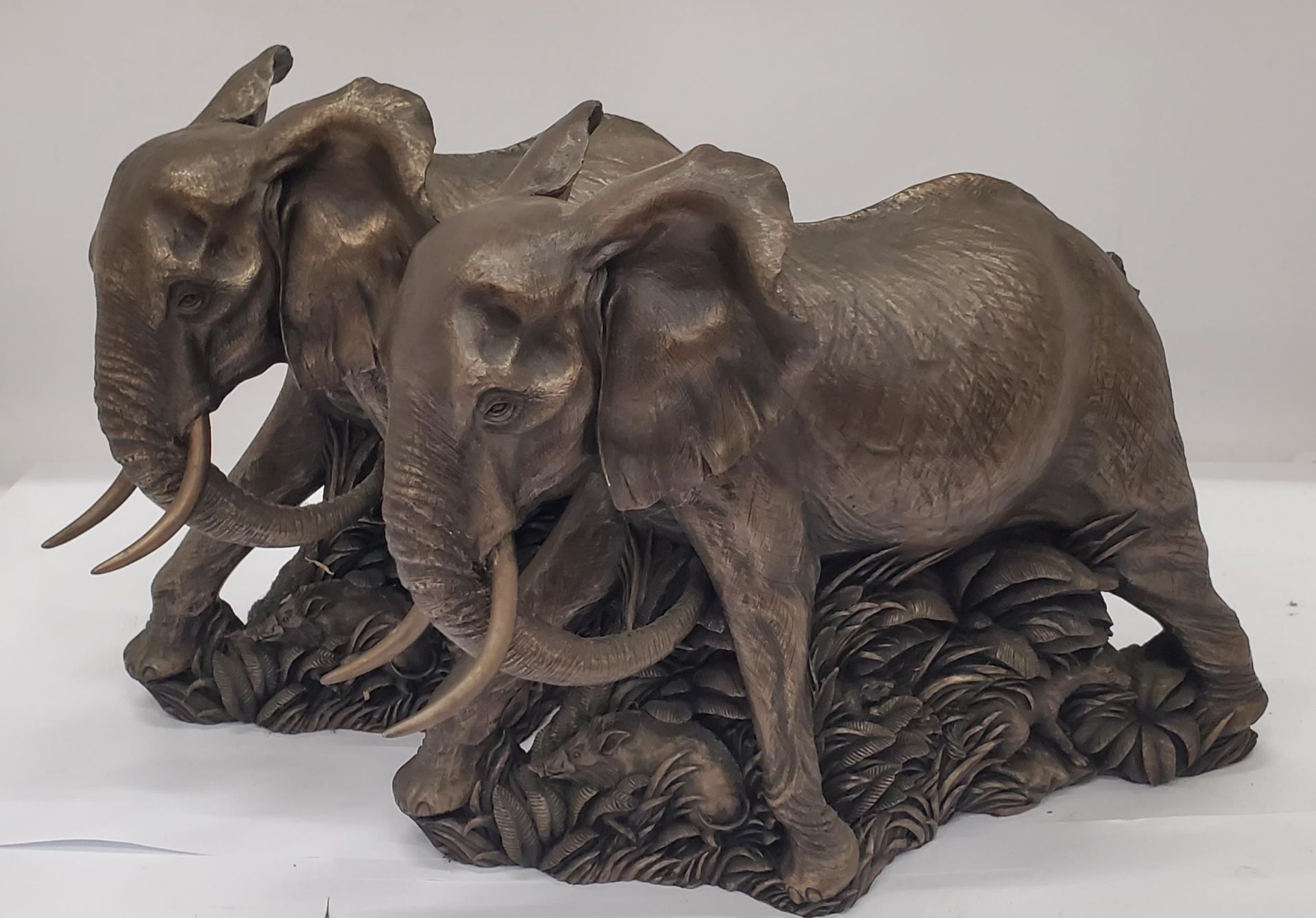 TWO LARGE RESIN MODELS OF ELEPHANTS, HEIGHT 22CM