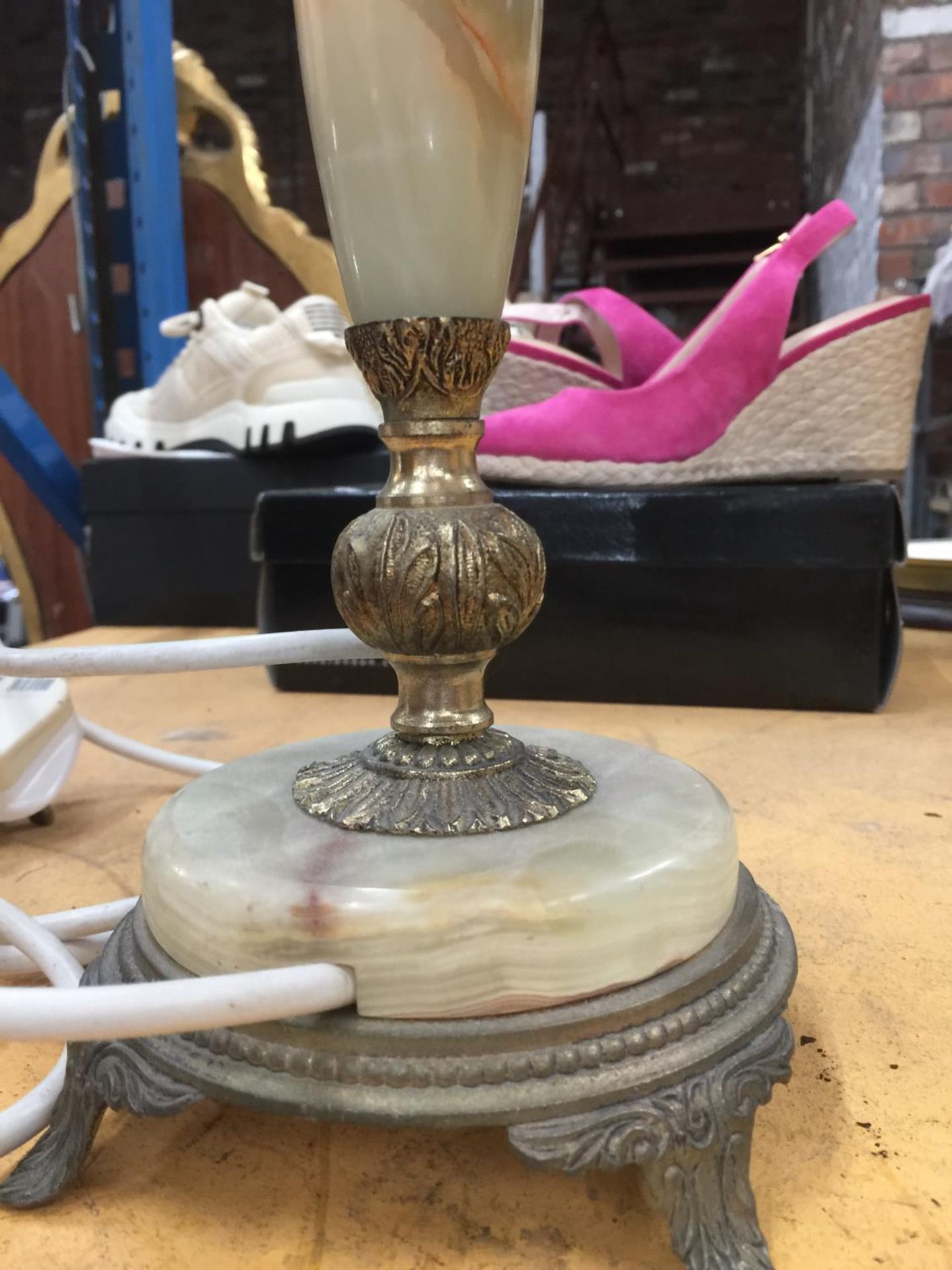 TWO VINTAGE ONYX AND BRASS TABLE LAMPS, ONE WITH A SHADE - Image 4 of 4