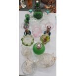 A QUANTITY OF GLASSWARE TO INCLUDE A CAITHNESS VASE, BASKET, JUG, CANDLESTICKS, VOGUE GREEN LAMP,