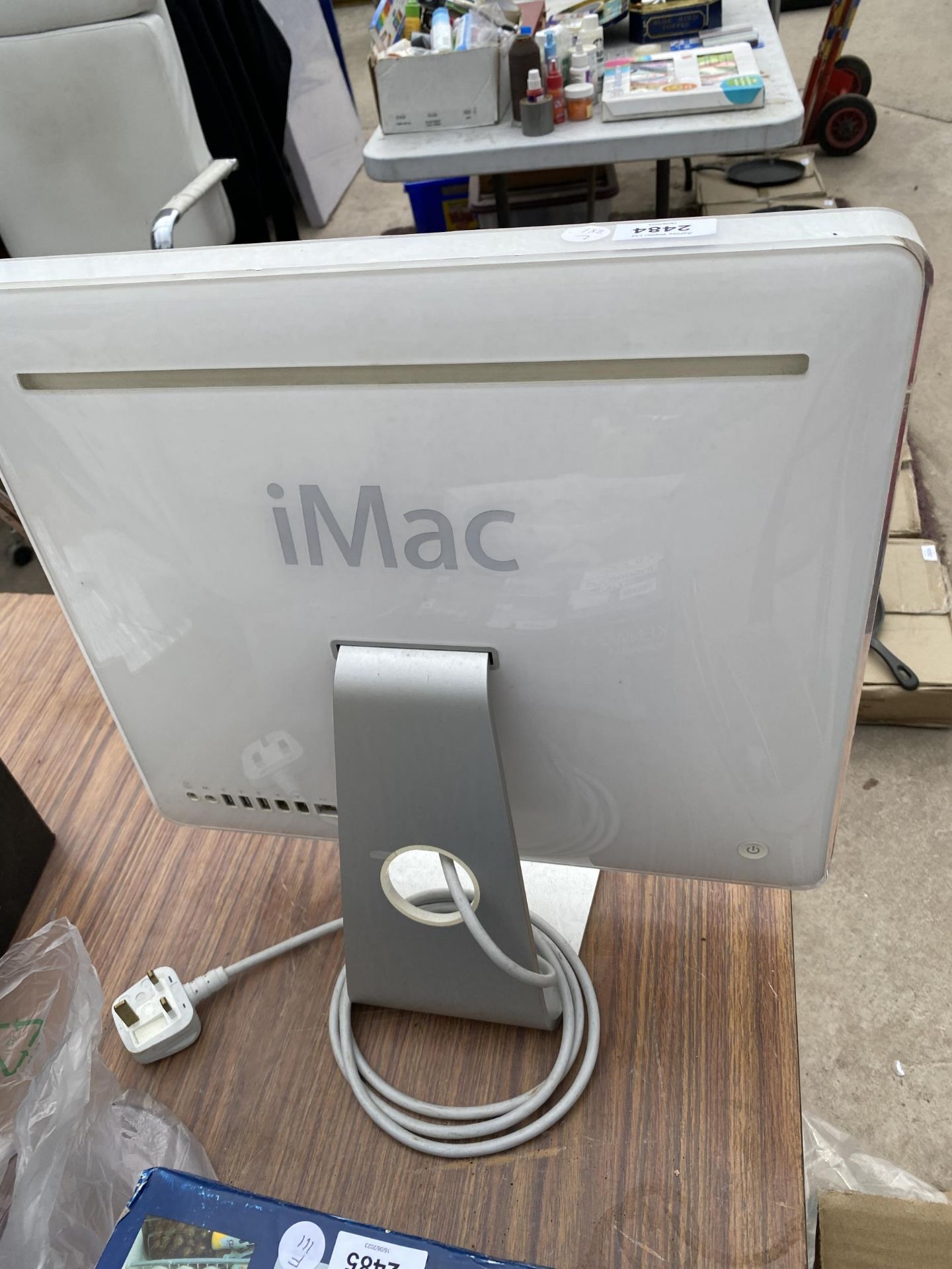 A RETRO APPLE IMAC WITH KEYBOARD - Image 4 of 4