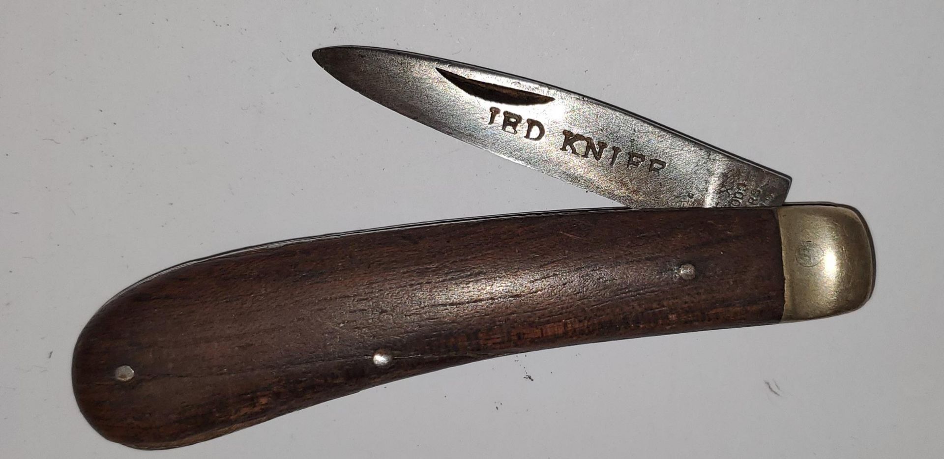 TWO PRUNING KNIVES TO INCLUDE C. K. AND LOCKWOOD BROS. PLUS AN ATKINSON BROS. 'S. C. W. S. AERATED - Image 4 of 4