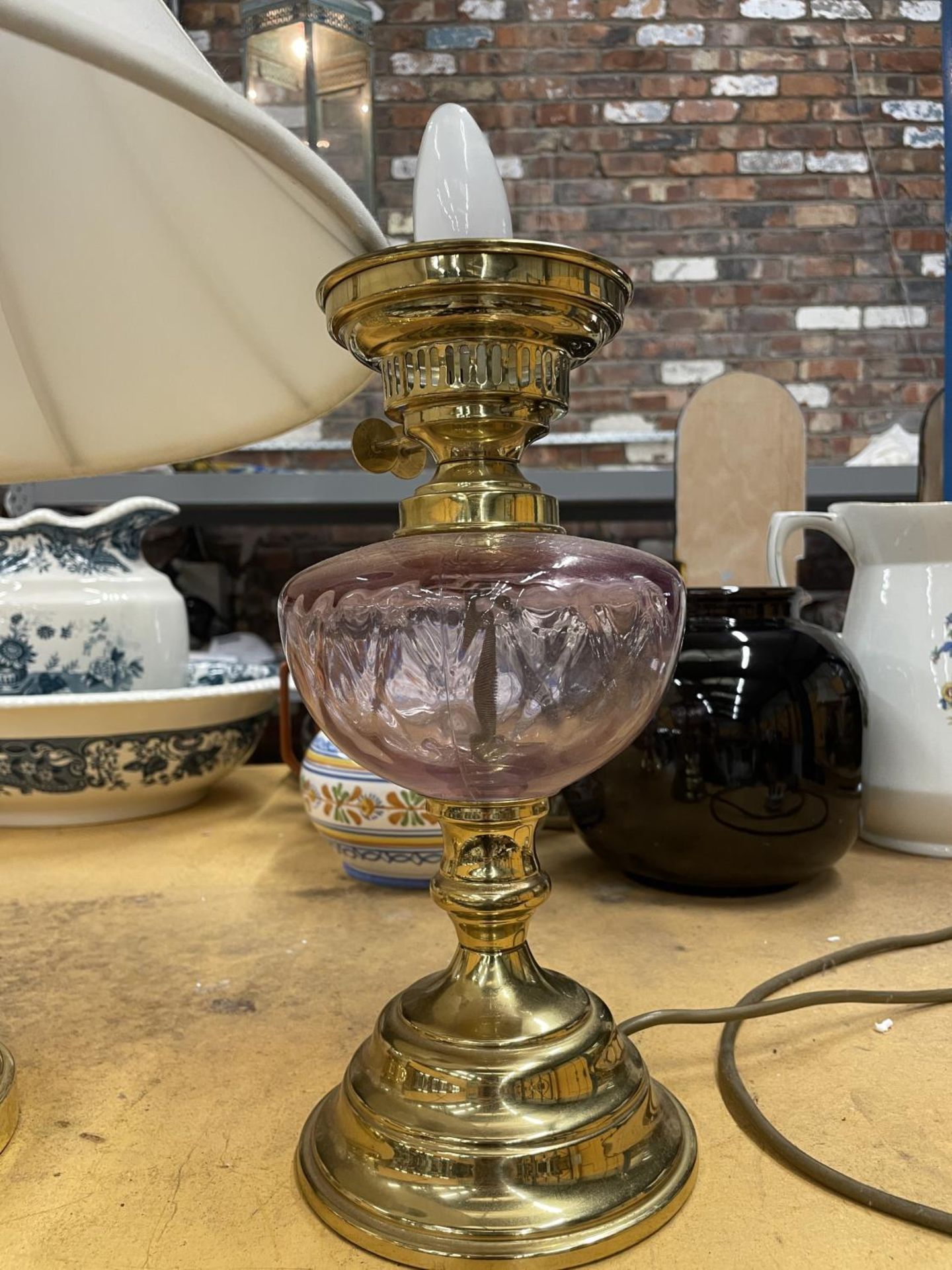 TWO BRASS AND GLASS TABLE LAMPS ONE WITH A SHADE - Bild 2 aus 3