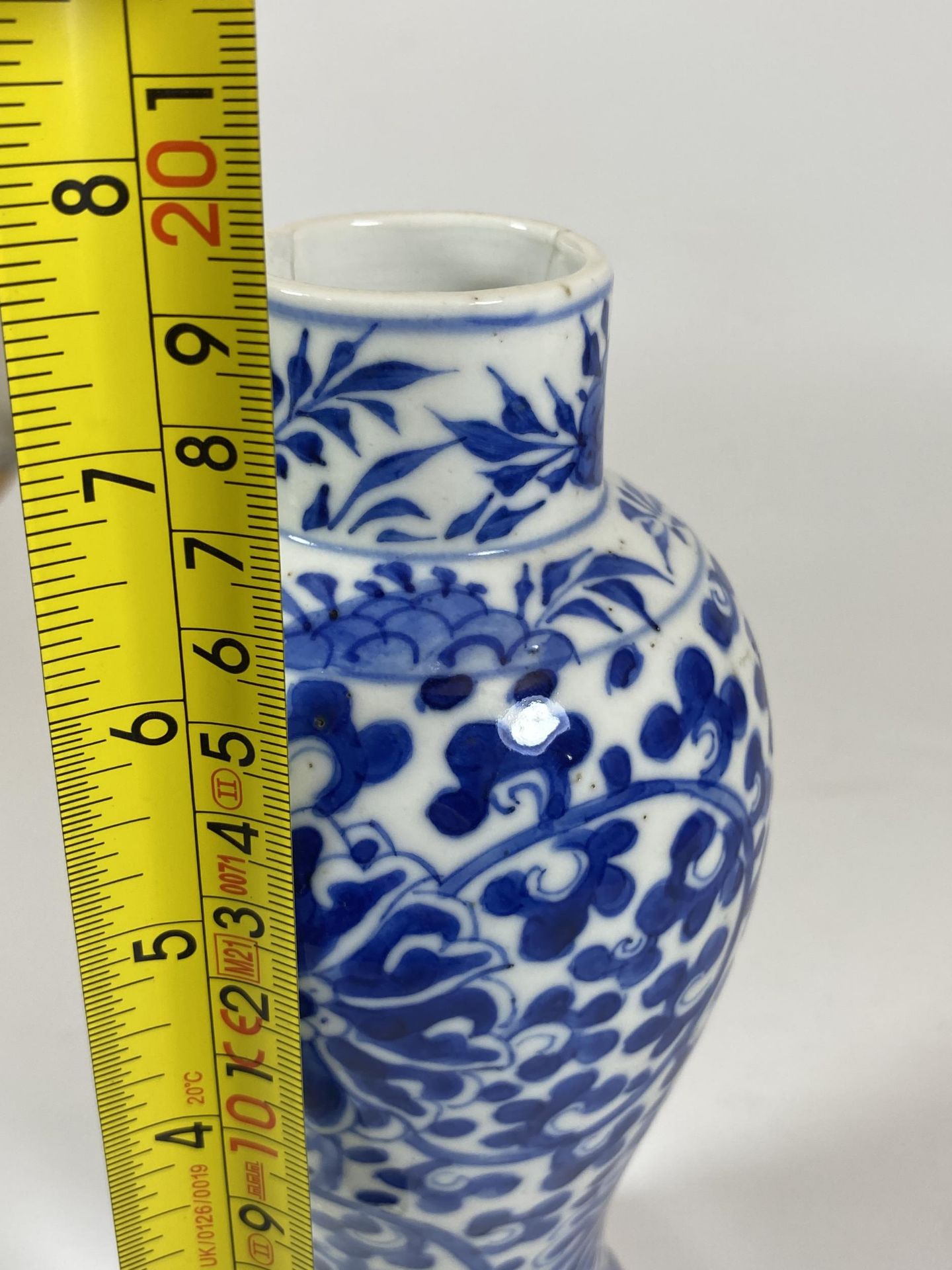 A LATE 19TH CENTURY CHINESE KANGXI STYLE BLUE AND WHITE VASE, FOUR CHARACTER MARK TO BASE, HEIGHT - Image 5 of 5