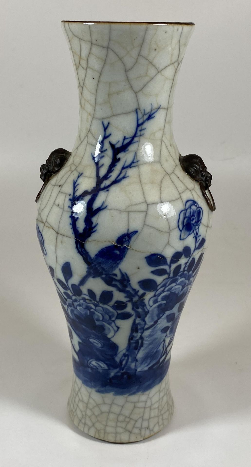 AN EARLY 20TH CENTURY CHINESE BLUE AND WHITE CRACKLE GLAZE VASE WITH SEAL MARK TO BASE, HEIGHT 25CM