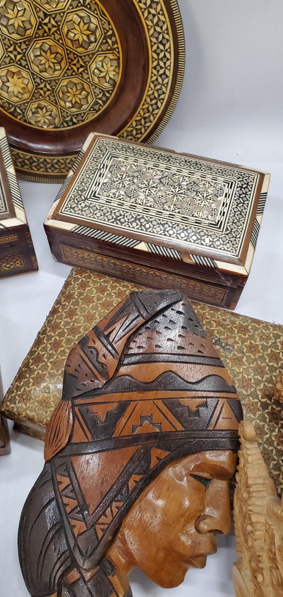 A QUANTITY OF TREEN ITEMS TO INCLUDE BOXES, TWO INLAID WITH MOTHER OF PEARL, A MASK, WALL PLAQUES, - Image 3 of 4