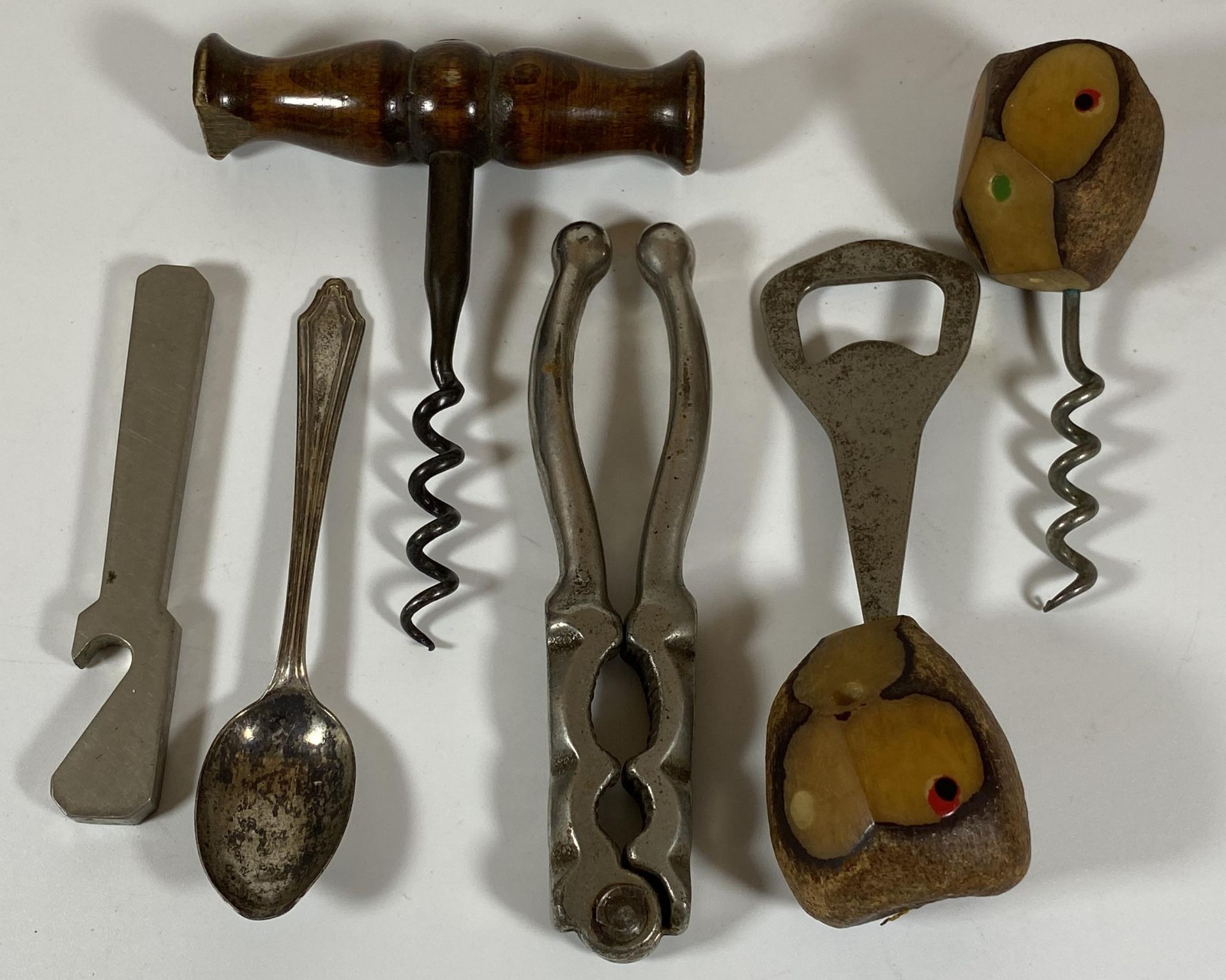 A MIXED LOT TO INCLUDE HALLMARKED SILVER TEASPOON, FRUITWOOD CORKSCREW ETC