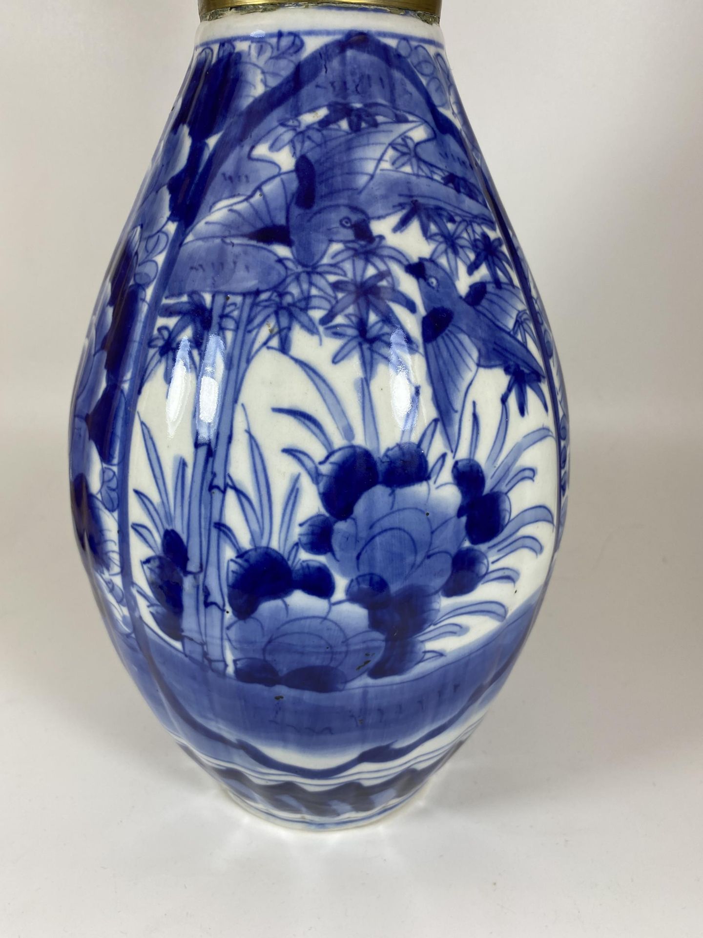 A LARGE JAPANESE MEIJI PERIOD (1868-1912) BLUE AND WHITE FLORAL DESIGN VASE WITH CONVERTED TRENCH - Image 2 of 6