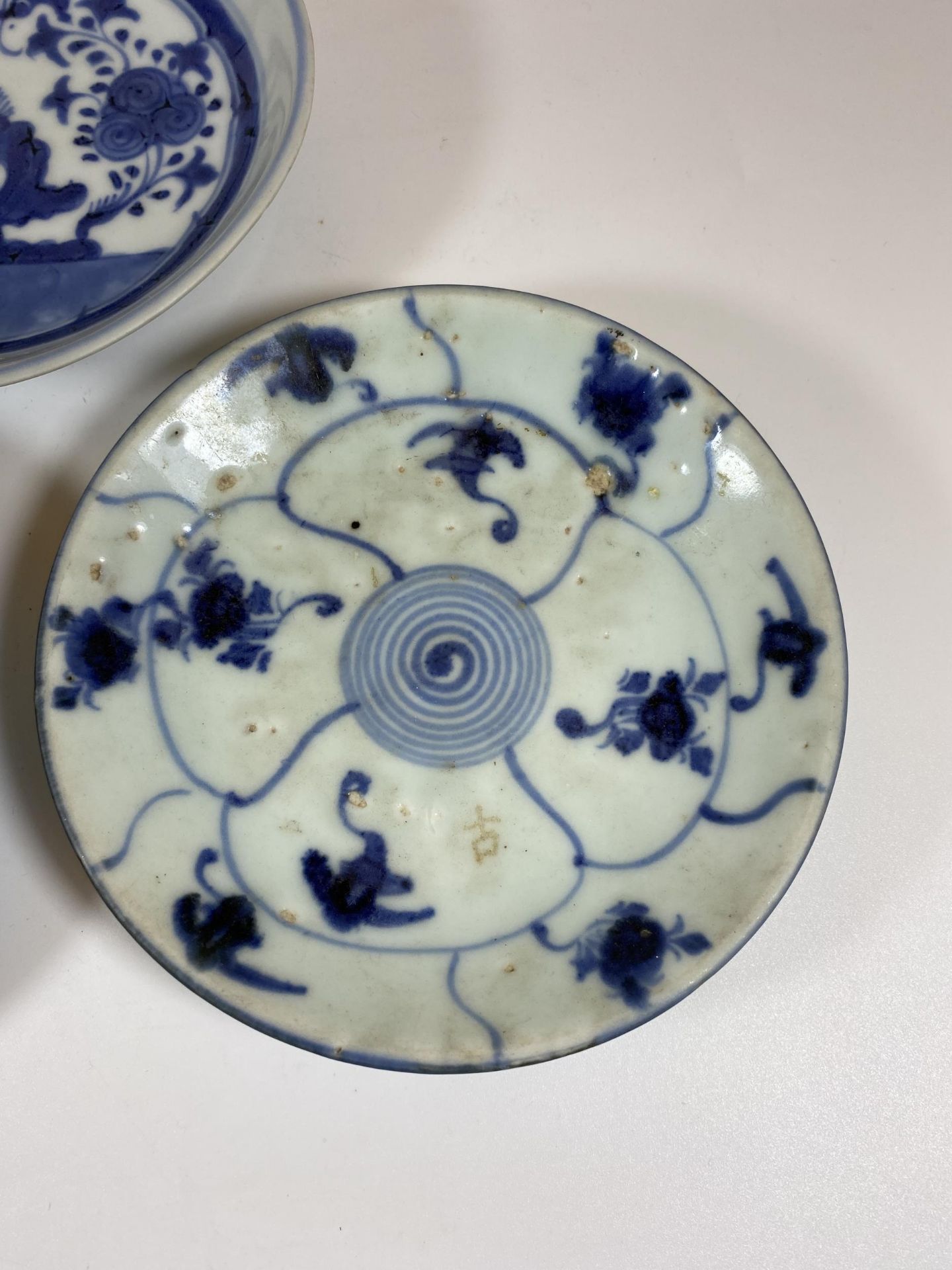 A GROUP OF THREE 19TH CENTURY AND LATER CHINESE BLUE AND WHITE DISHES, DIAMETER 15CM - Image 4 of 6