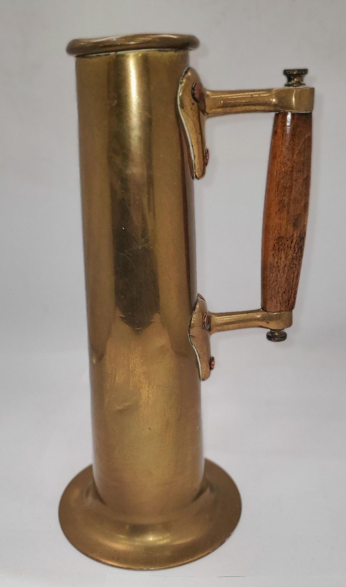 A VINTAGE TALL BRASS ARTS AND CRAFTS STYLE TANKARD WITH WOODEN HANDLE, HEIGHT 29.5CM
