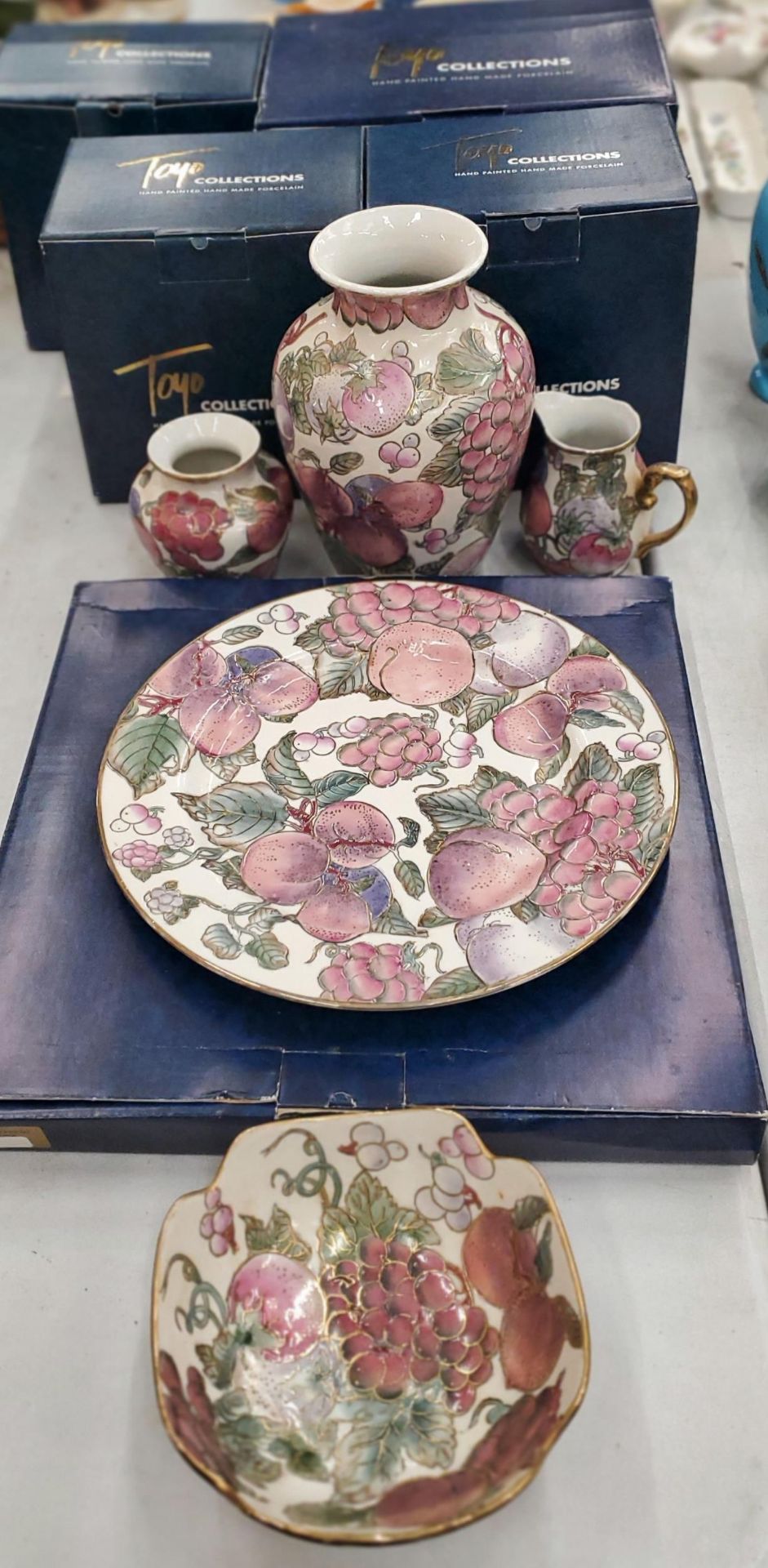 A QUANTITY OF 'TOYO COLLECTIONS' CERAMICS TO INCLUDE A WALL PLATE, VASES, A JUG AND BOWL, ALL