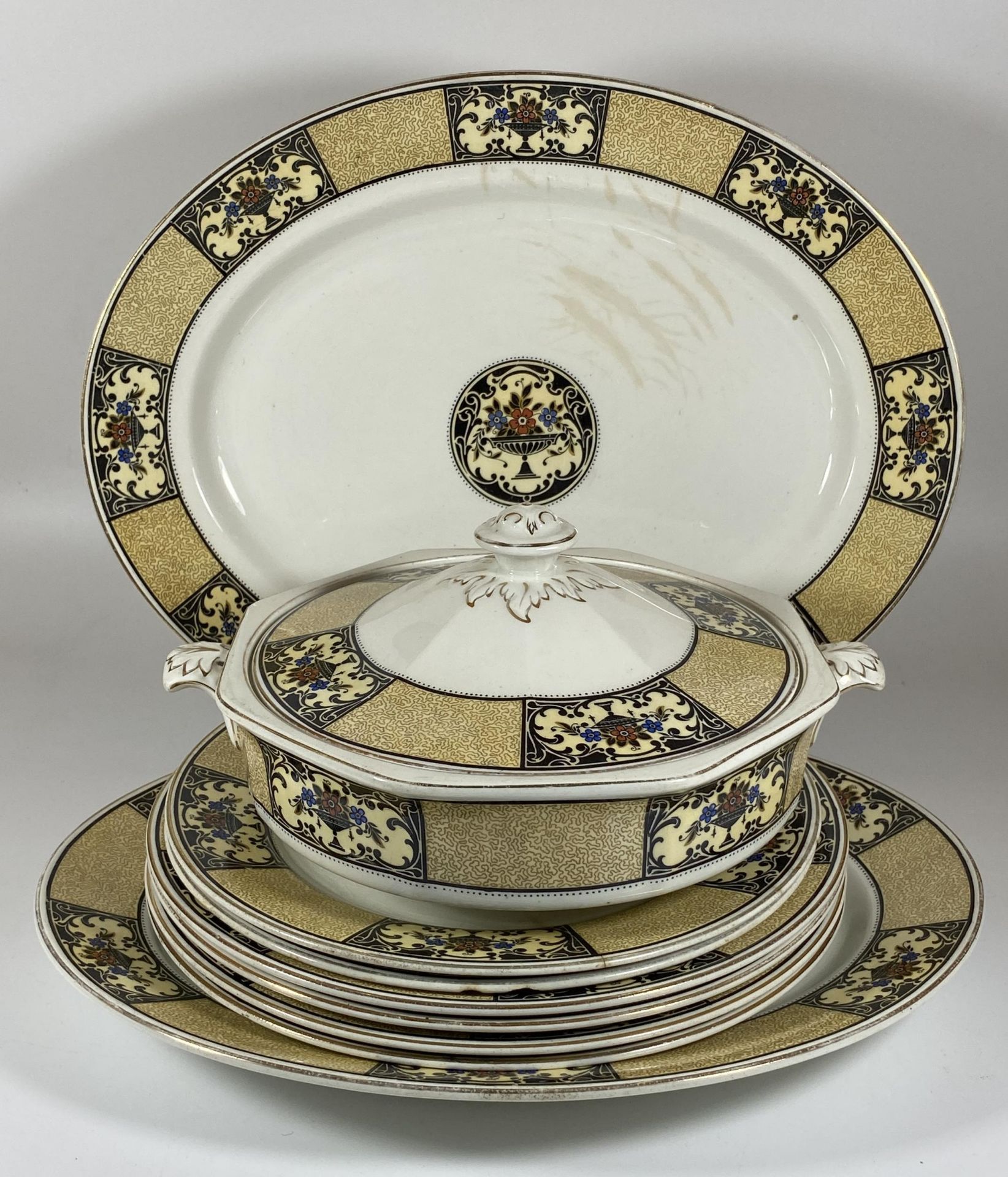 A GROUP OF WEDGWOOD & CO NANETTE PATTERN DINNER SERVICE ITEMS