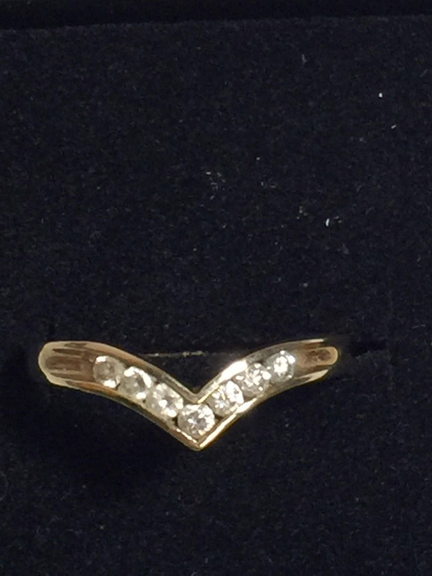 A 9CT GOLD WISHBONE RING WITH 7 DIAMONDS, WEIGHT 2G, SIZE Q