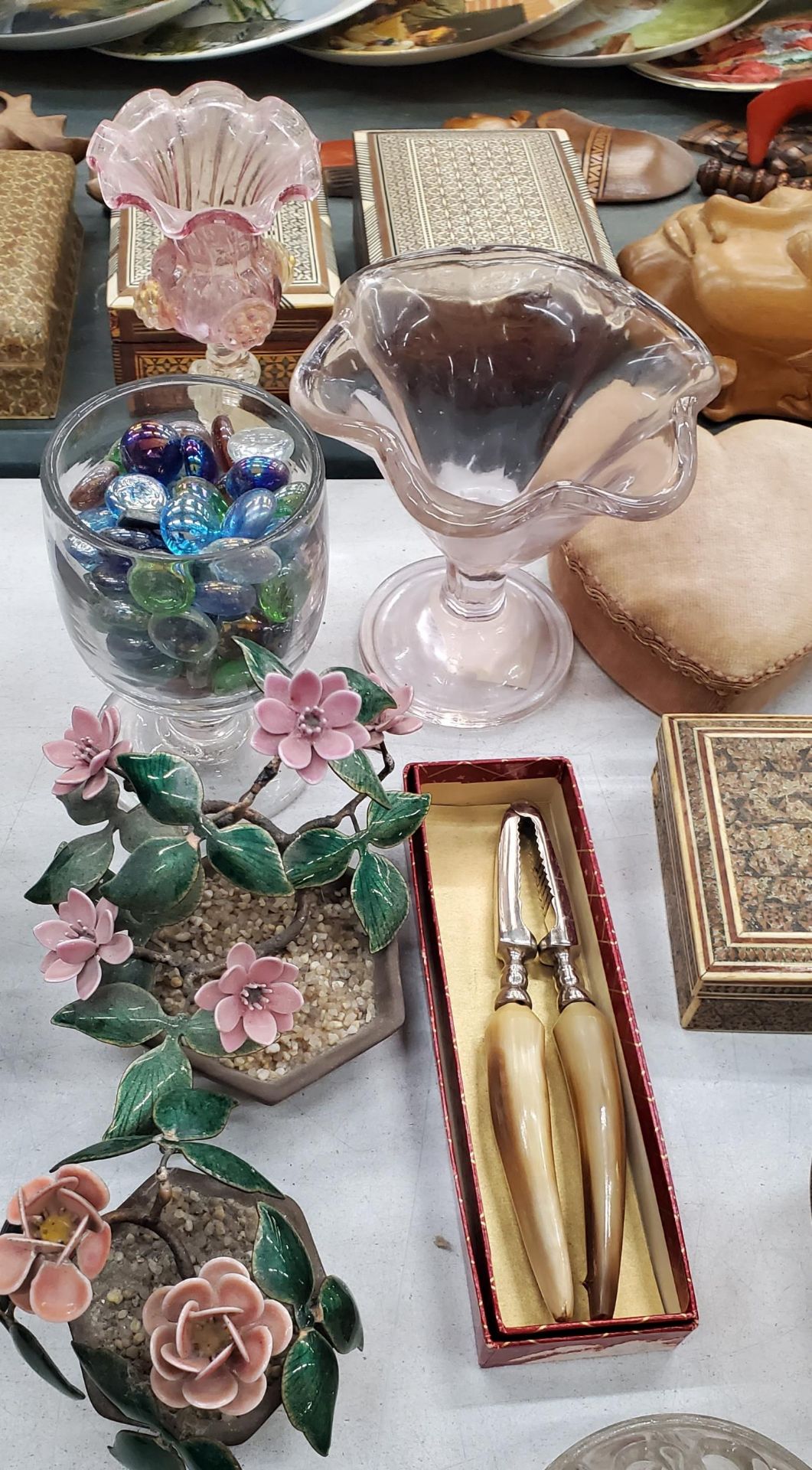 A LARGE MIXED LOT TO INCLUDE GLASSWARE, A VINTAGE BLOOD PRESSURE KIT, SILVER PLATED ITEMS, - Image 3 of 5