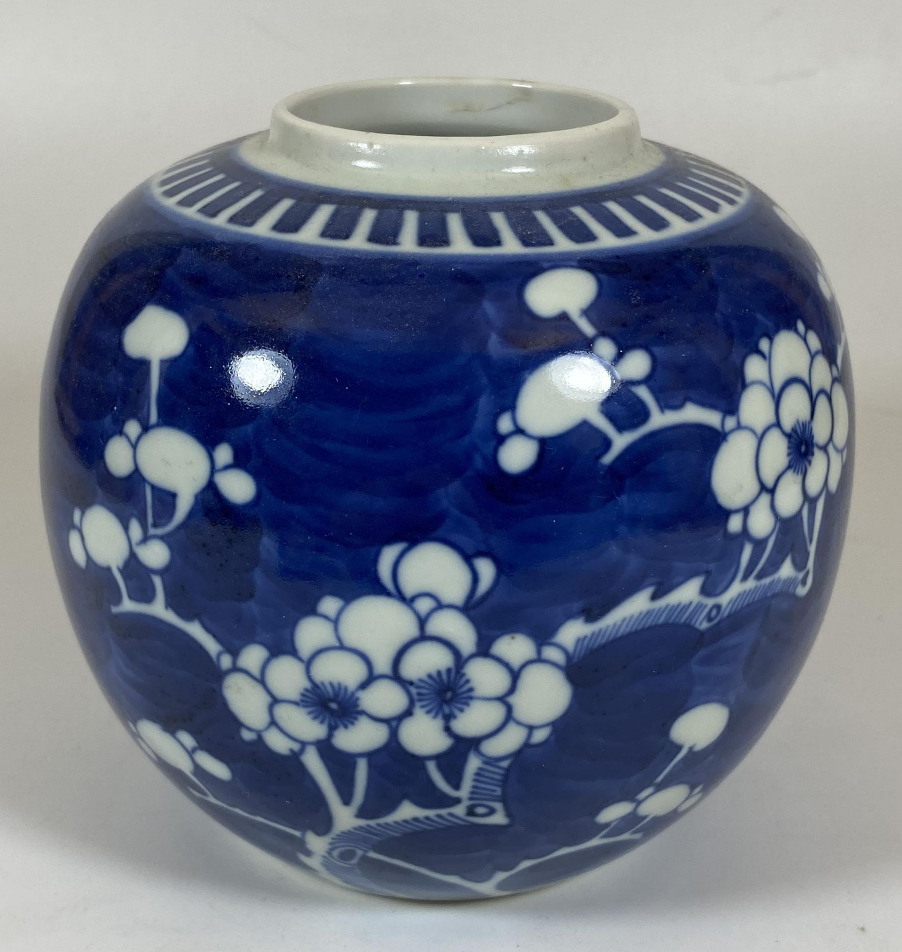 A CHINESE BLUE AND WHITE PRUNUS BLOSSOM GINGER JAR, DOUBLE RING MARK TO BASE, HEIGHT 13CM