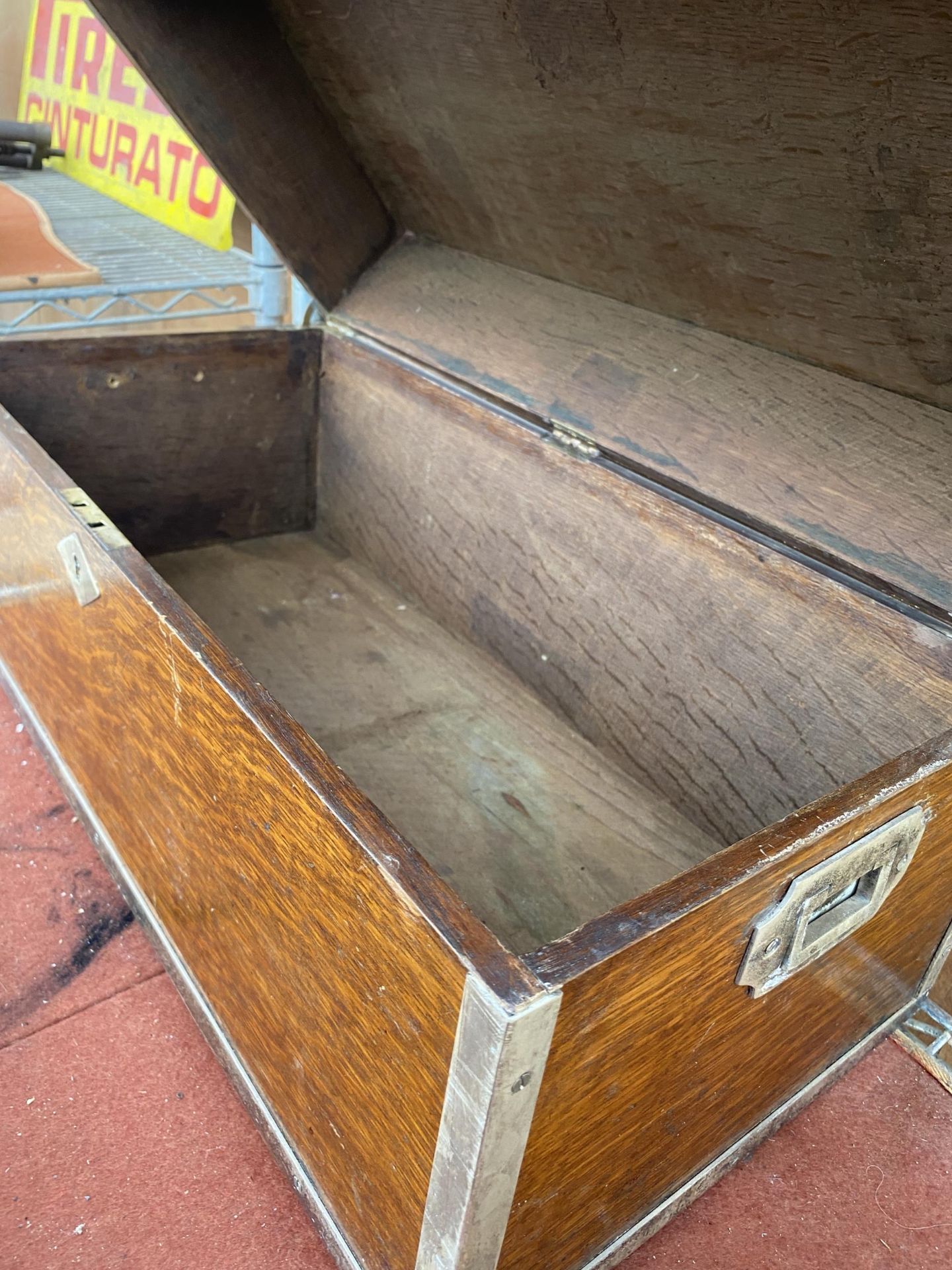 A VINTAGE METAL BOUND OAK TOOL BOX - Bild 3 aus 3