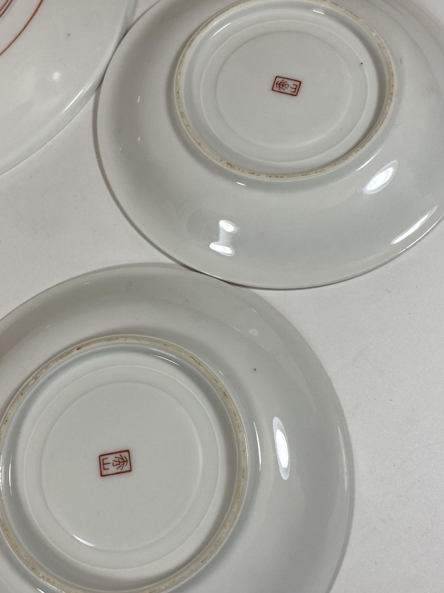 A GROUP OF FOUR ORIENTAL PORCELAIN ITEMS, FLORAL PLATE, JAPANESE PLATES AND BOWL - Image 5 of 5