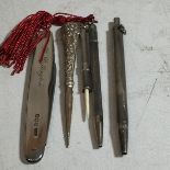 A QUANTITY OF SILVER ITEMS TO INCLUDE A TOOTHPICK, TWO PROPELLING PENCILS, A DARNING TOOL AND A