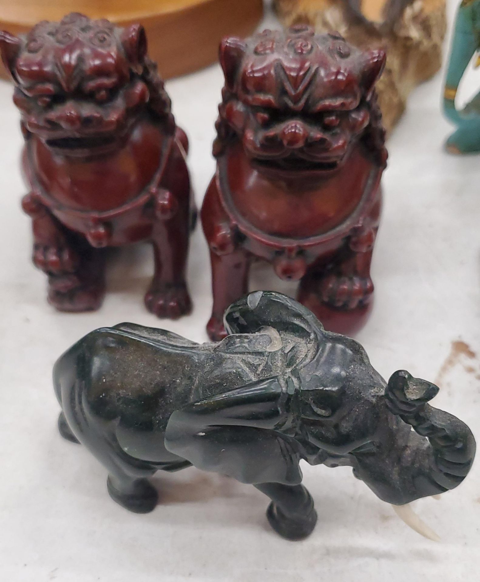 AN NATIVE AMERICAN BUST ON A PLINTH, WALL HANGING AND TOTEM POLE, ORIENTAL STYLE FIGURES, TERRACOTTA - Image 3 of 6