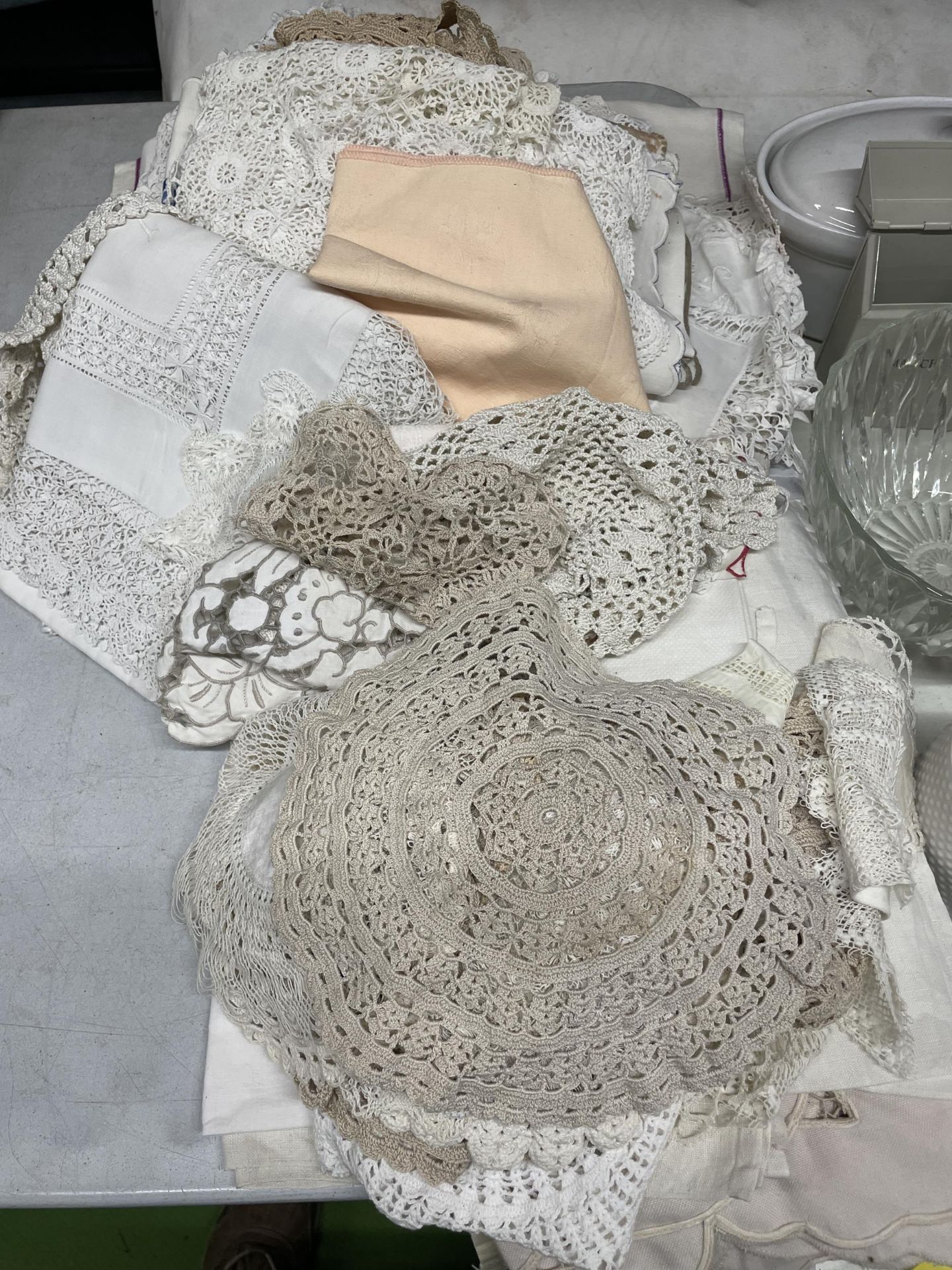 A COLLECTION OF VINTAGE LINEN AND EMBROIDERY