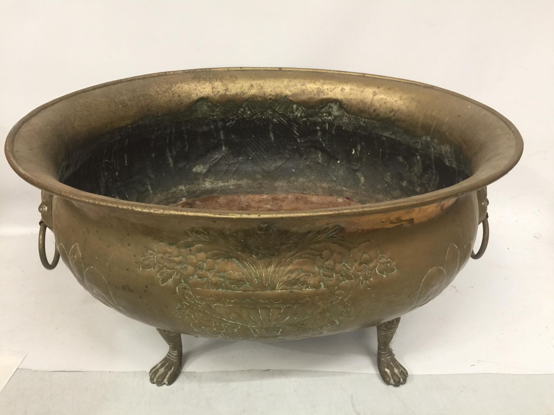 A LARGE BRASS BOWL ON PAW FEET WITH FIGURAL HANDLES - Bild 2 aus 6