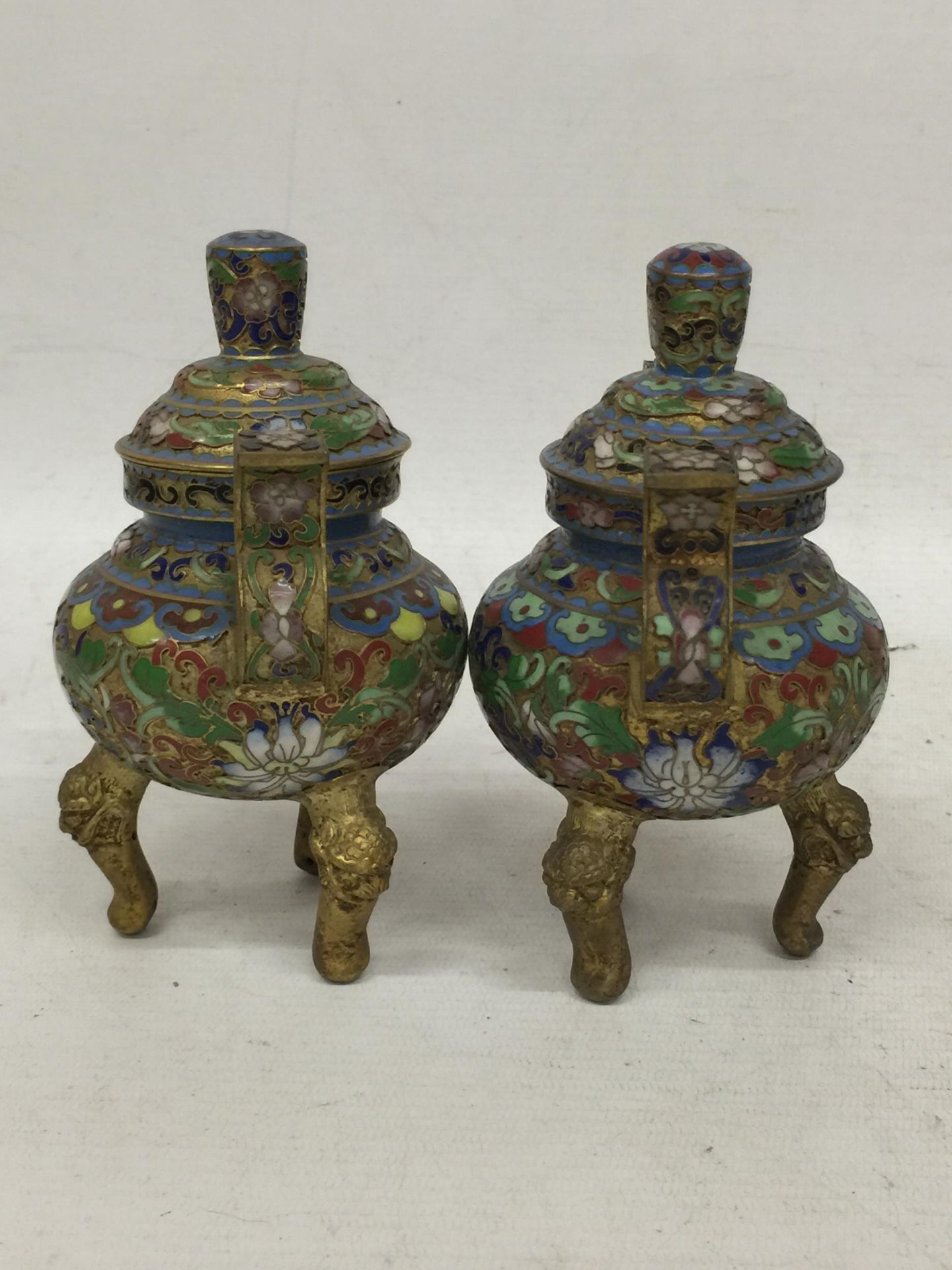 A PAIR OF ORIENTAL CLOISONNE LIDDED SMALL CENSORS - Bild 2 aus 3