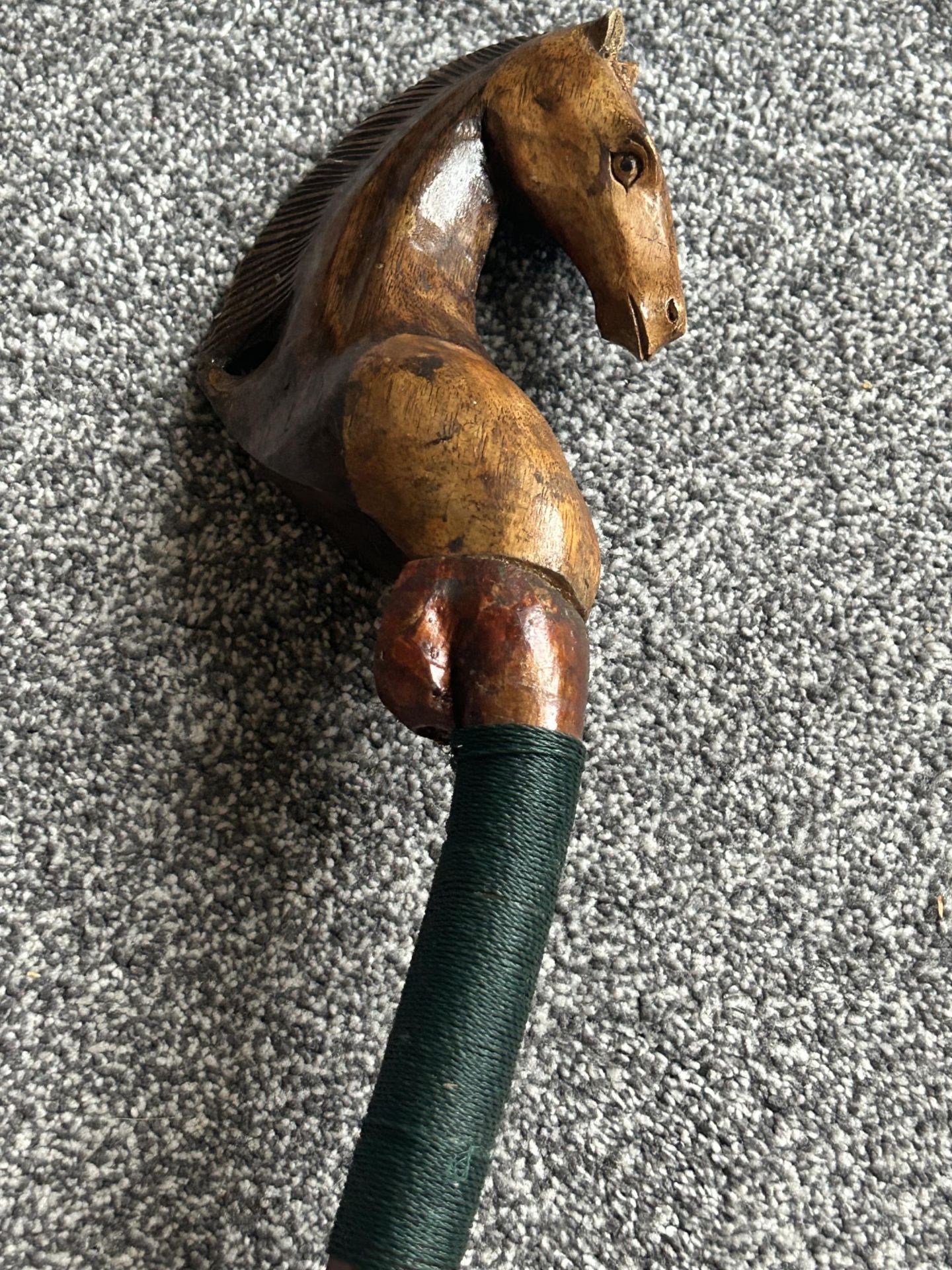 A VINTAGE HAND CARVED HORSE DESIGN THUMB STICK LENGTH 142CM