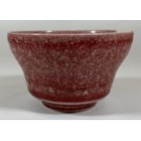 A CHINESE SANG DE BOEUF EFFECT MOTTLED GLAZE BOWL, SIX CHARACTER MARK TO BASE, HEIGHT 6CM