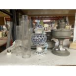 A MIXED LOT TO INCLUDE PEWTER STYLE METAL OIL LAMPS, FURTHER LAMP ETC