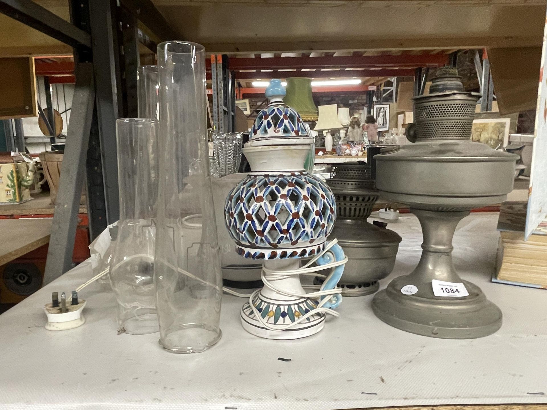 A MIXED LOT TO INCLUDE PEWTER STYLE METAL OIL LAMPS, FURTHER LAMP ETC