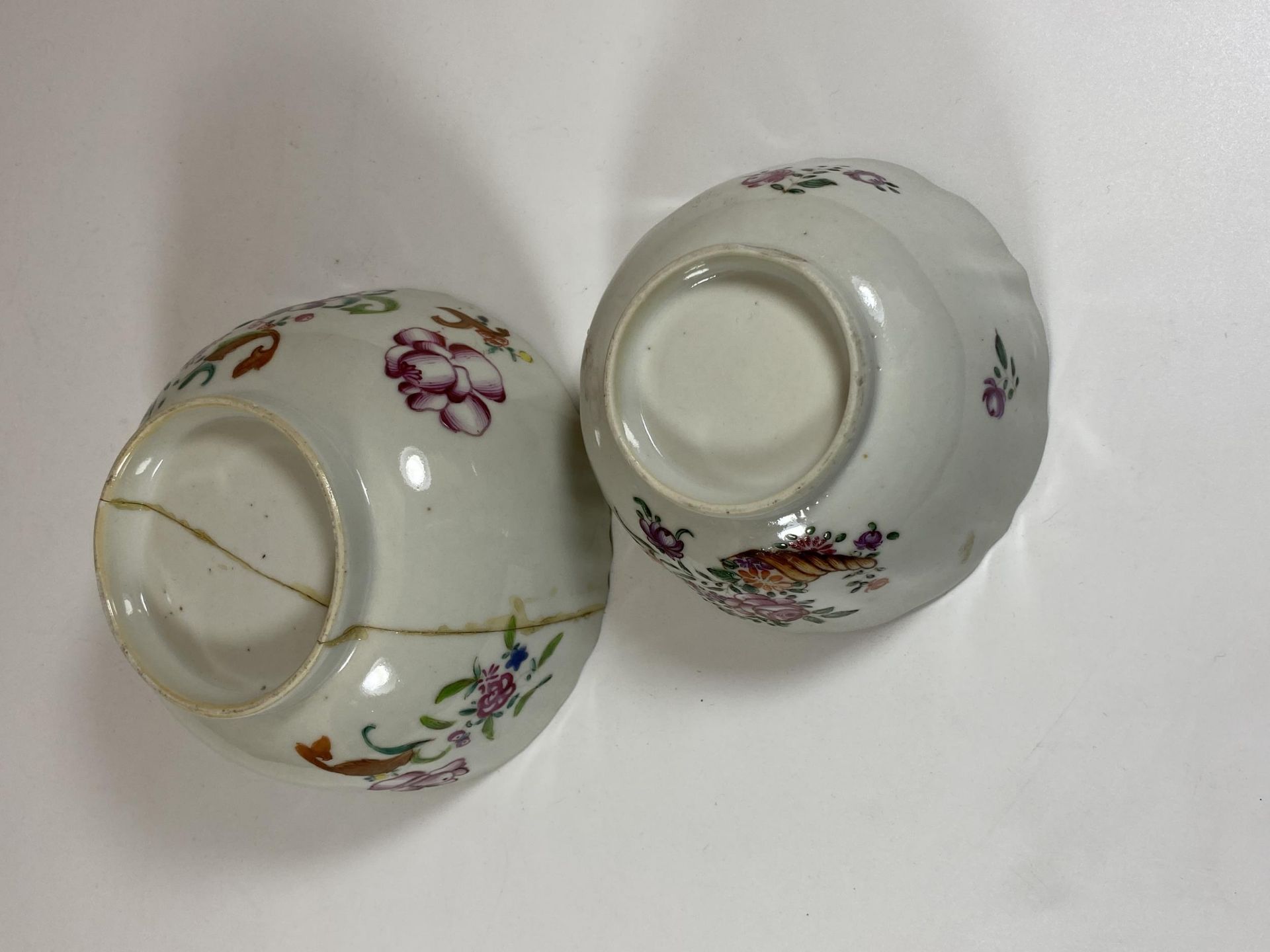 TWO 19TH CENTURY CHINESE FAMILLE ROSE BOWLS, LARGEST DIAMETER 14CM - Image 4 of 5