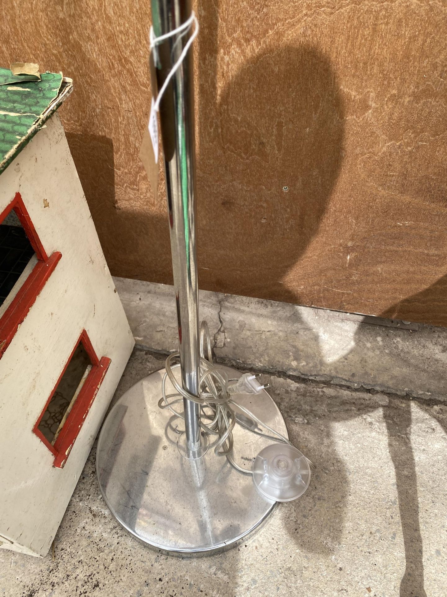A CHROME EFFECT METAL BALLOON DESIGN FLOOR LAMP - Image 4 of 4