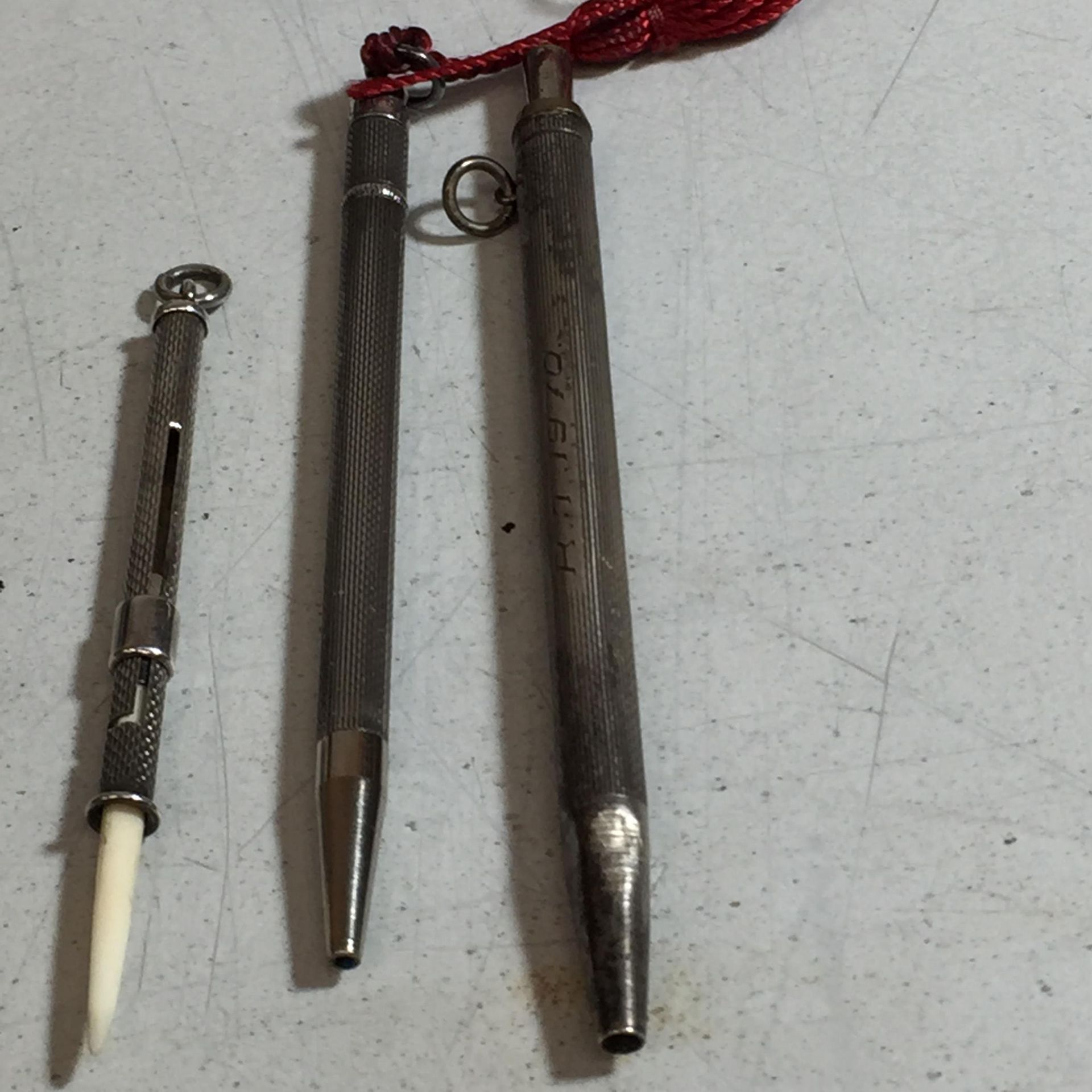 A QUANTITY OF SILVER ITEMS TO INCLUDE A TOOTHPICK, TWO PROPELLING PENCILS, A DARNING TOOL AND A - Bild 2 aus 3