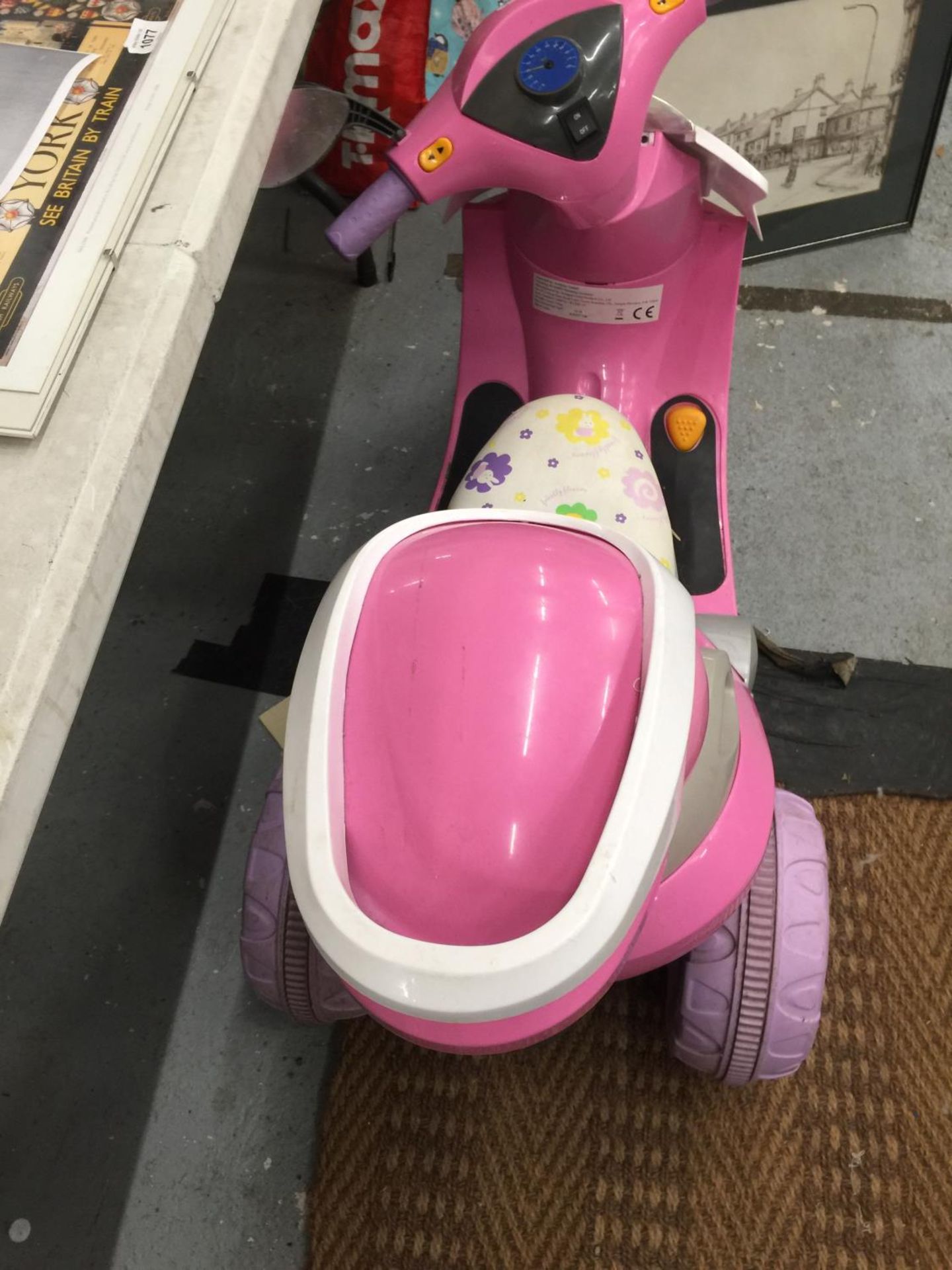 A CHILDREN'S PINK ELECTRIC THREE WHEELED SCOOTER WITH CHARGER - VENDOR STATES IN WORKING ORDER AND - Image 3 of 3