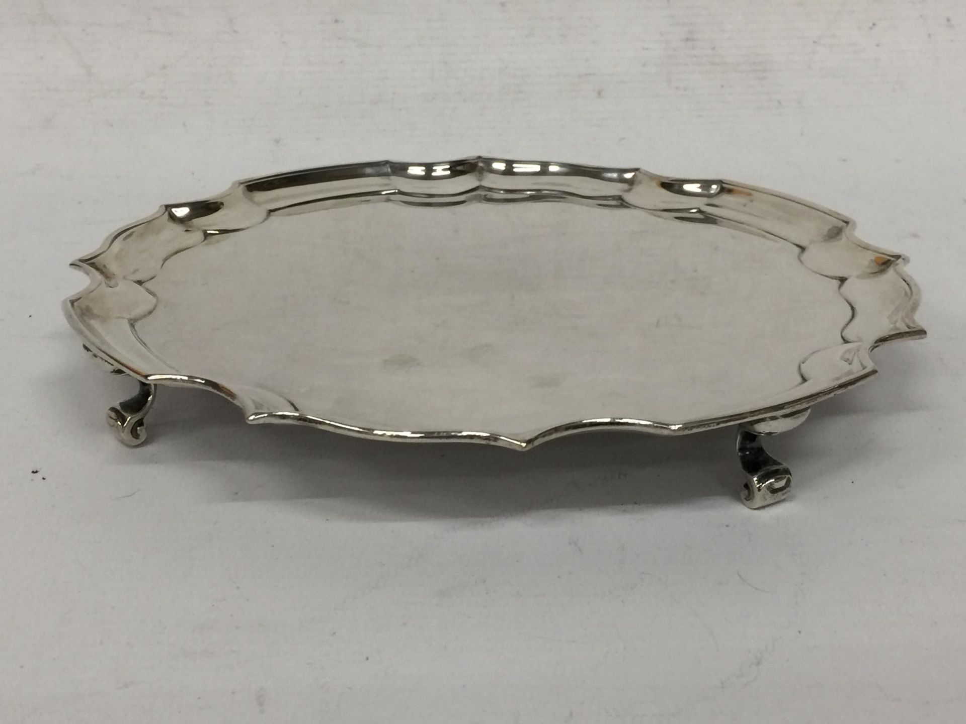 A SHEFFIELD HALLMARKED SILVER SALVER / CARD TRAY, JAMES DIXON & SONS - APPROX 353 G - Image 2 of 4